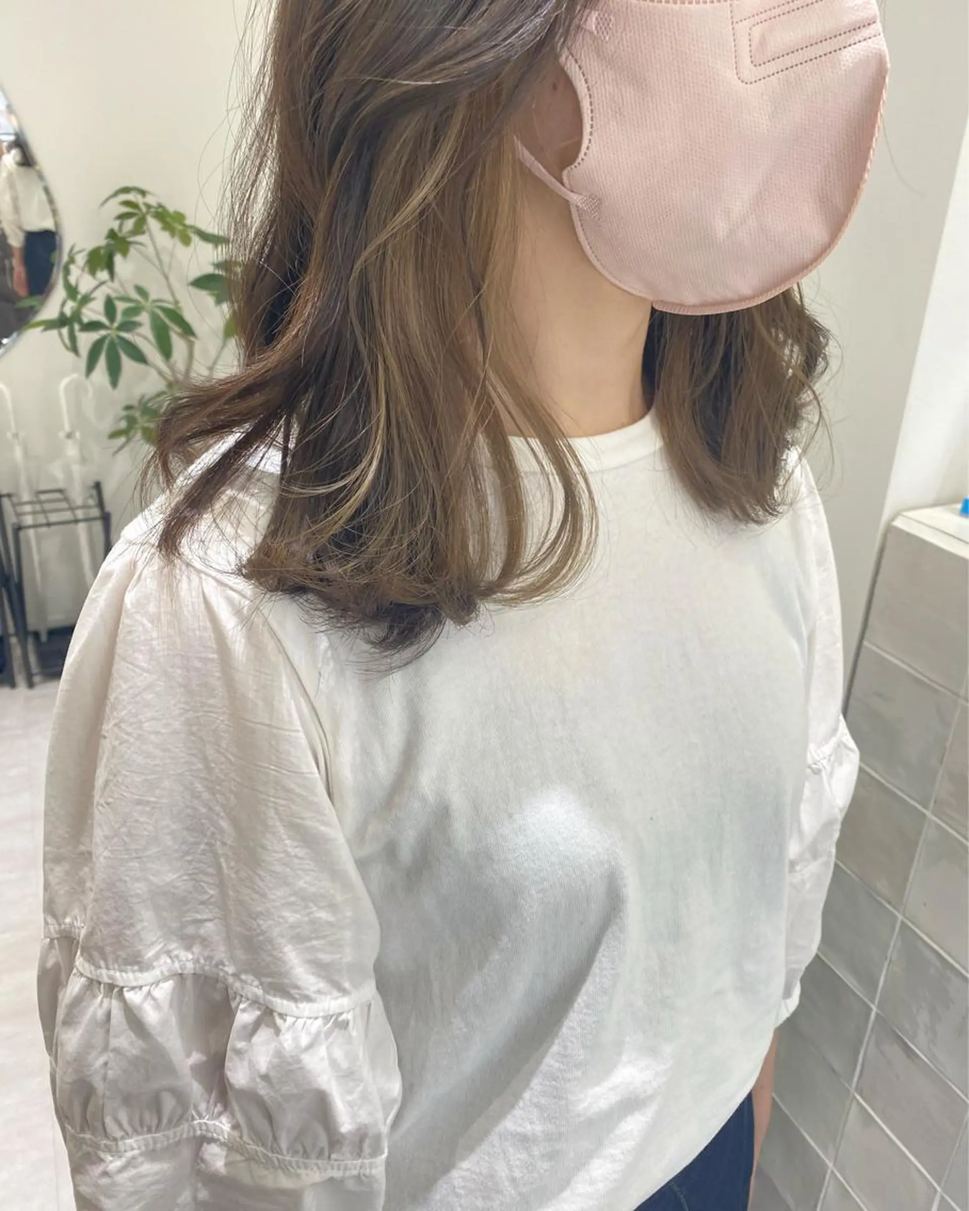 ミディアム カラー ヘアカラー 韓国ヘア顔周りカット 艶髪ベージュtamaのヘアスタイル