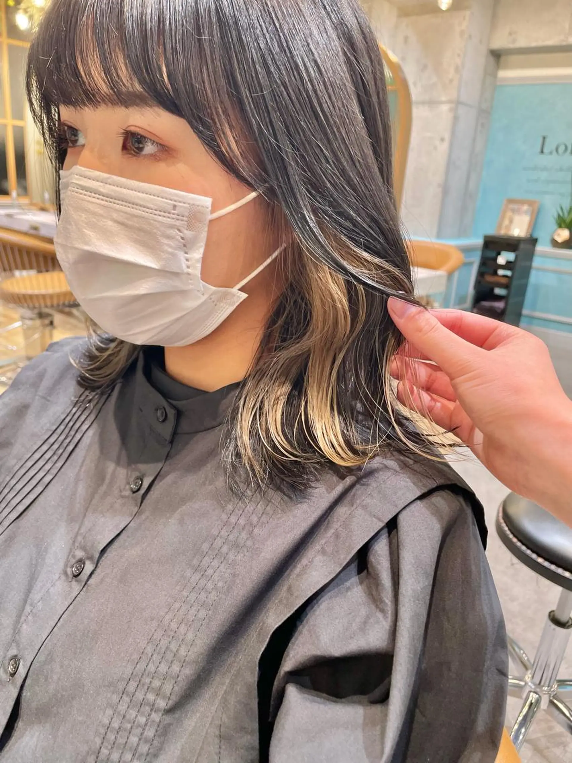 ミディアム カラー ベージュカラー イヤリングカラー インナーカラー シルバー シルバーベージュ カット ヘアカラー トリートメント 小泉 葵のヘアスタイル