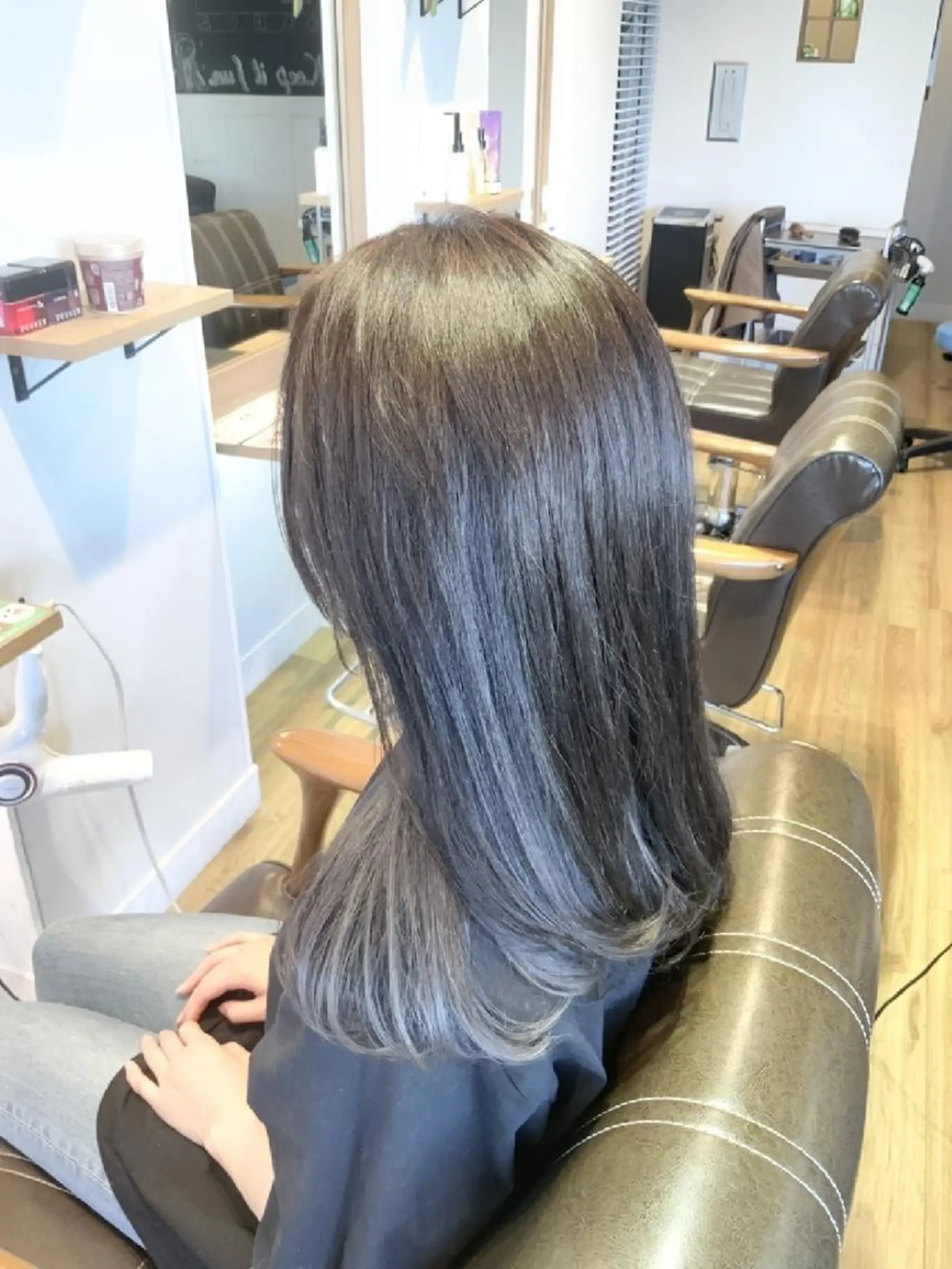 カラー ブリーチ ラベンダーカラー ラベンダーグレー ヘアカラー トリートメント 堀 望美のヘアスタイル