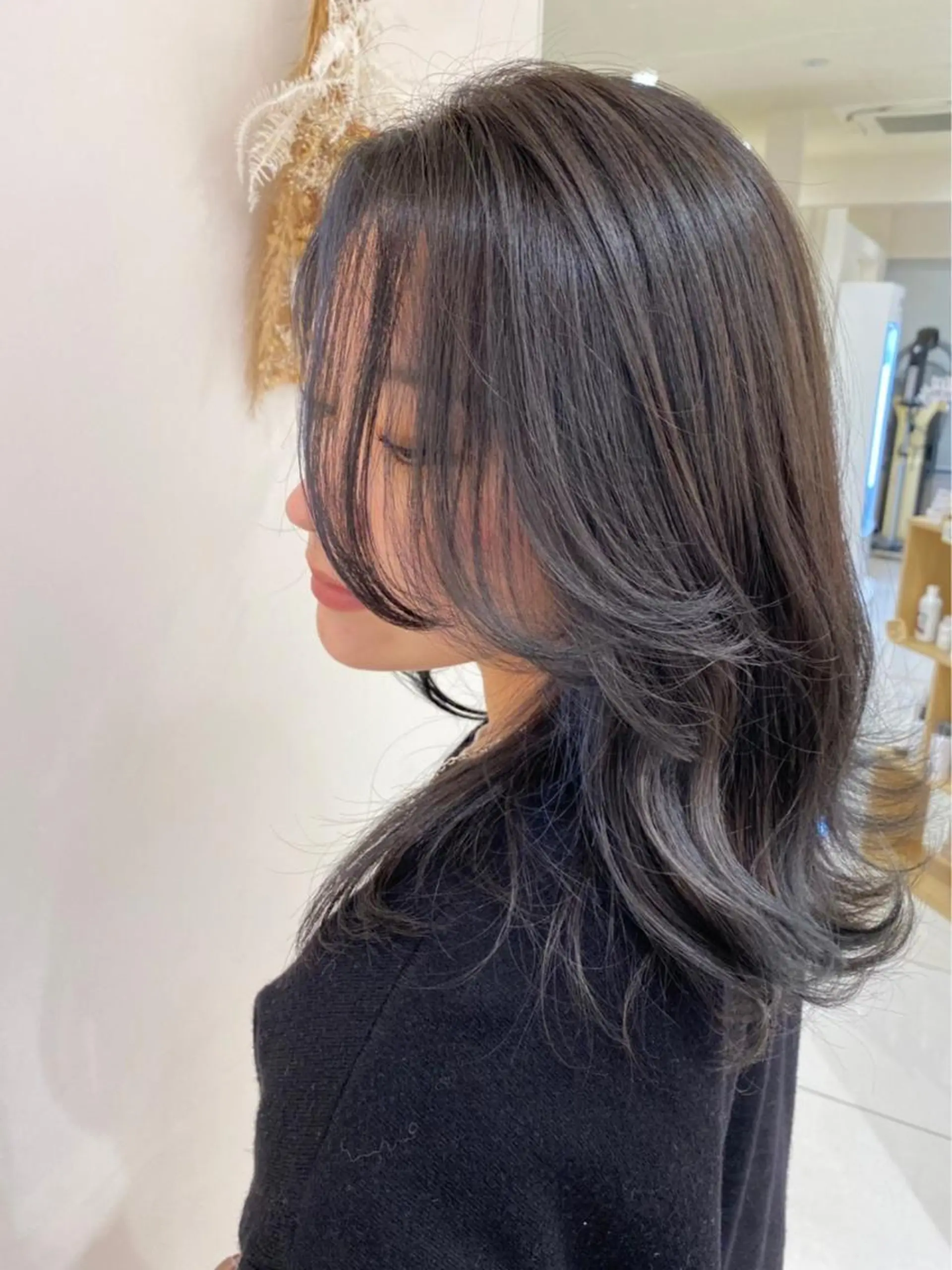 セミロング 赤みオフの透明感職人 /ケア重視の美髪施術のヘアスタイル