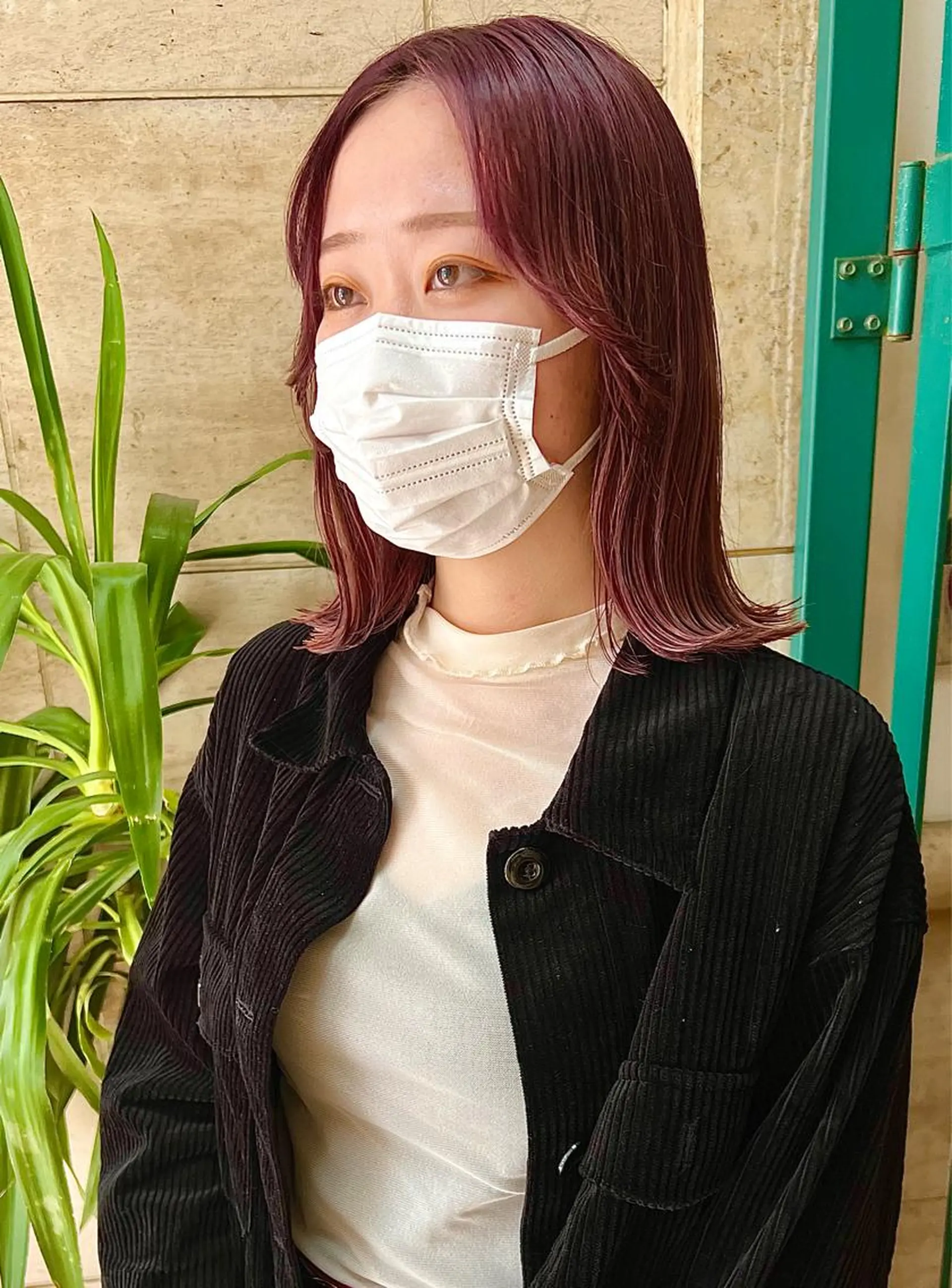 ミディアム カラー 切りっぱなしボブ ベージュカラー ブリーチ ラベンダーカラー ミルクティーベージュ カット ヘアカラー トリートメント RAIMA ハイトーン/ベージュのヘアスタイル