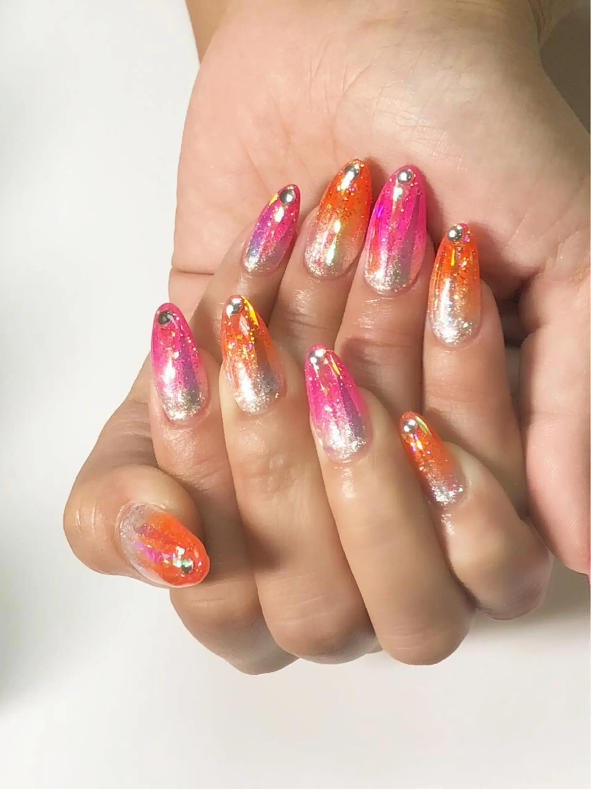 セミロング カラー ネイル グラデーションカラー シルバー グラデーション ラメ(グリッター) シルバー ハンドネイル CITRAtotal beautyのネイルデザイン