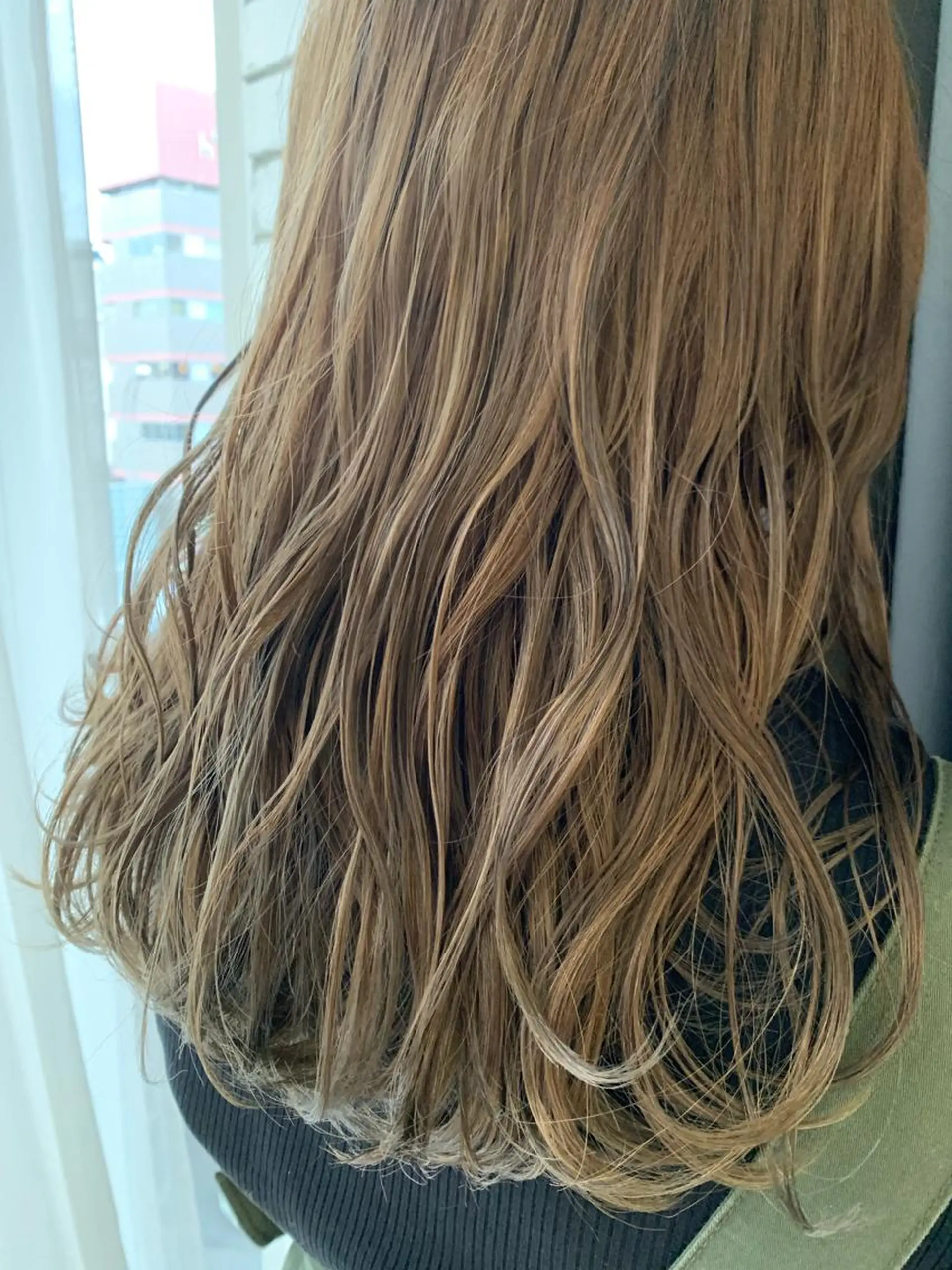 ロング カラー ベージュカラー ブリーチ シルバー LUXBE LUCE那覇イオン店所属・LUXBE LUCEのヘアスタイル