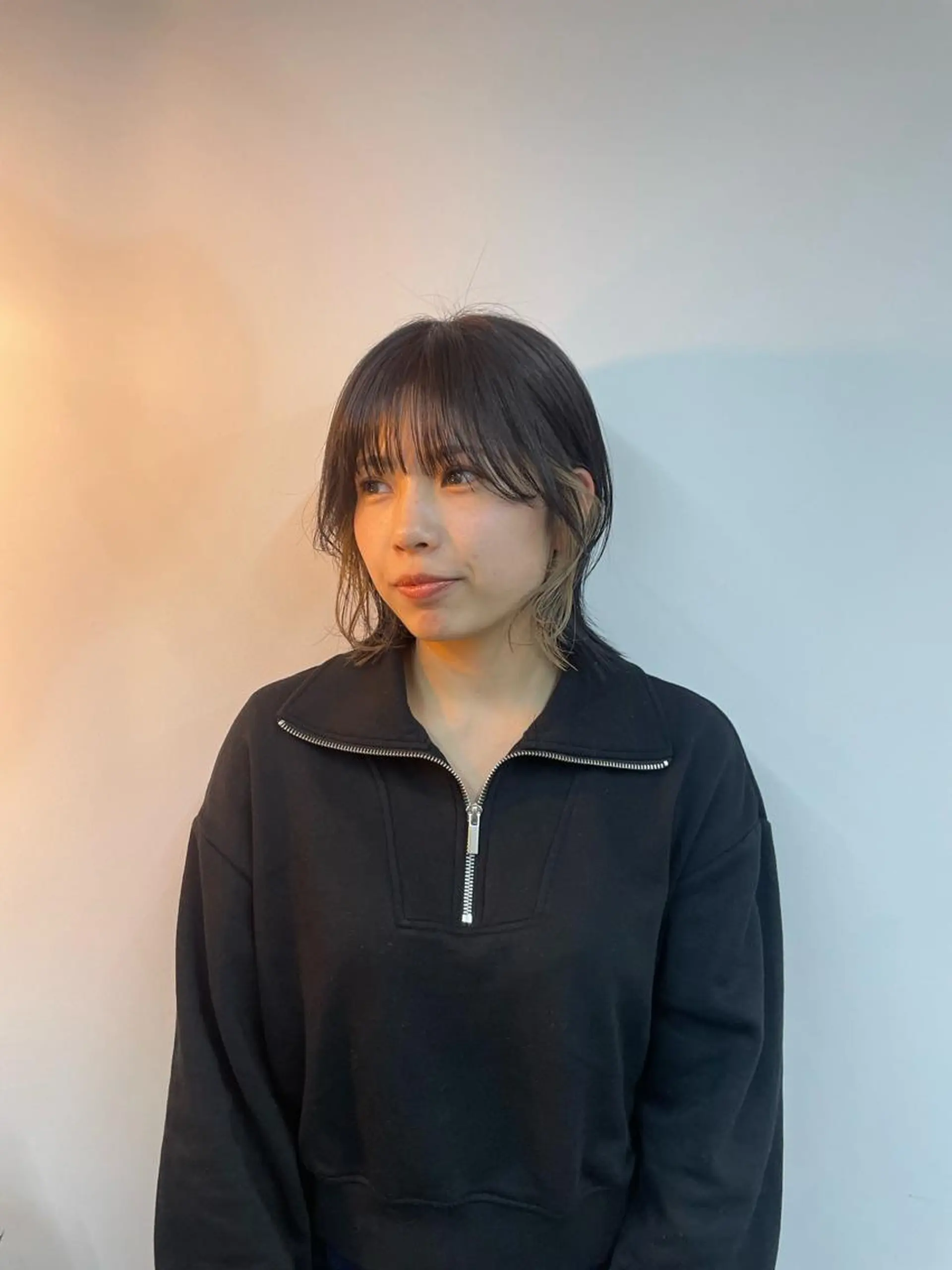 ミディアム カラー ブリーチ イヤリングカラー グレージュ オリーブグレー 顔まわりレイヤー さかした ちなのヘアスタイル