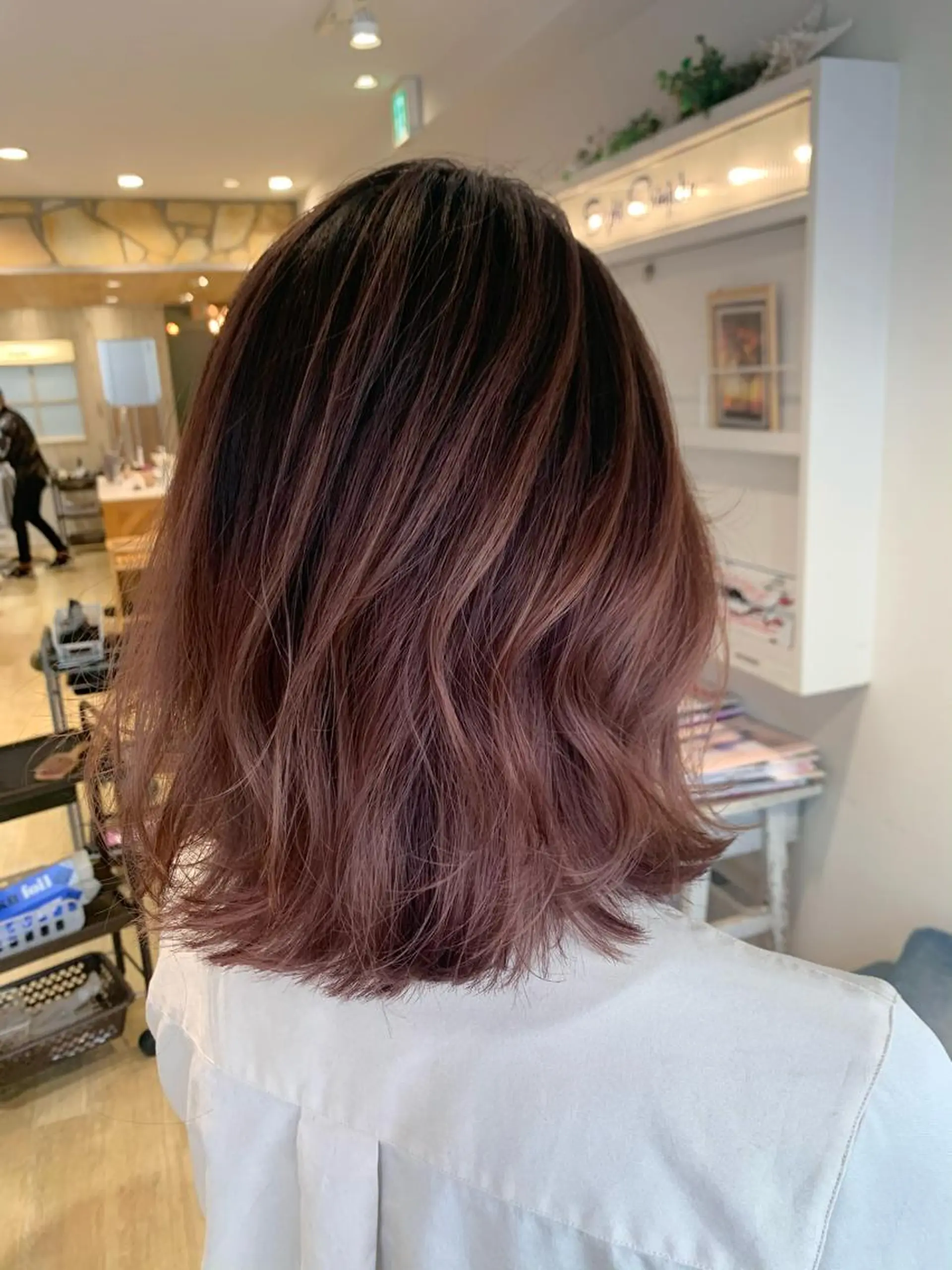ミディアム レイヤーカット ヘアカラー トリートメント 渋谷ハイトーン/ デザインカラー阿部のヘアスタイル