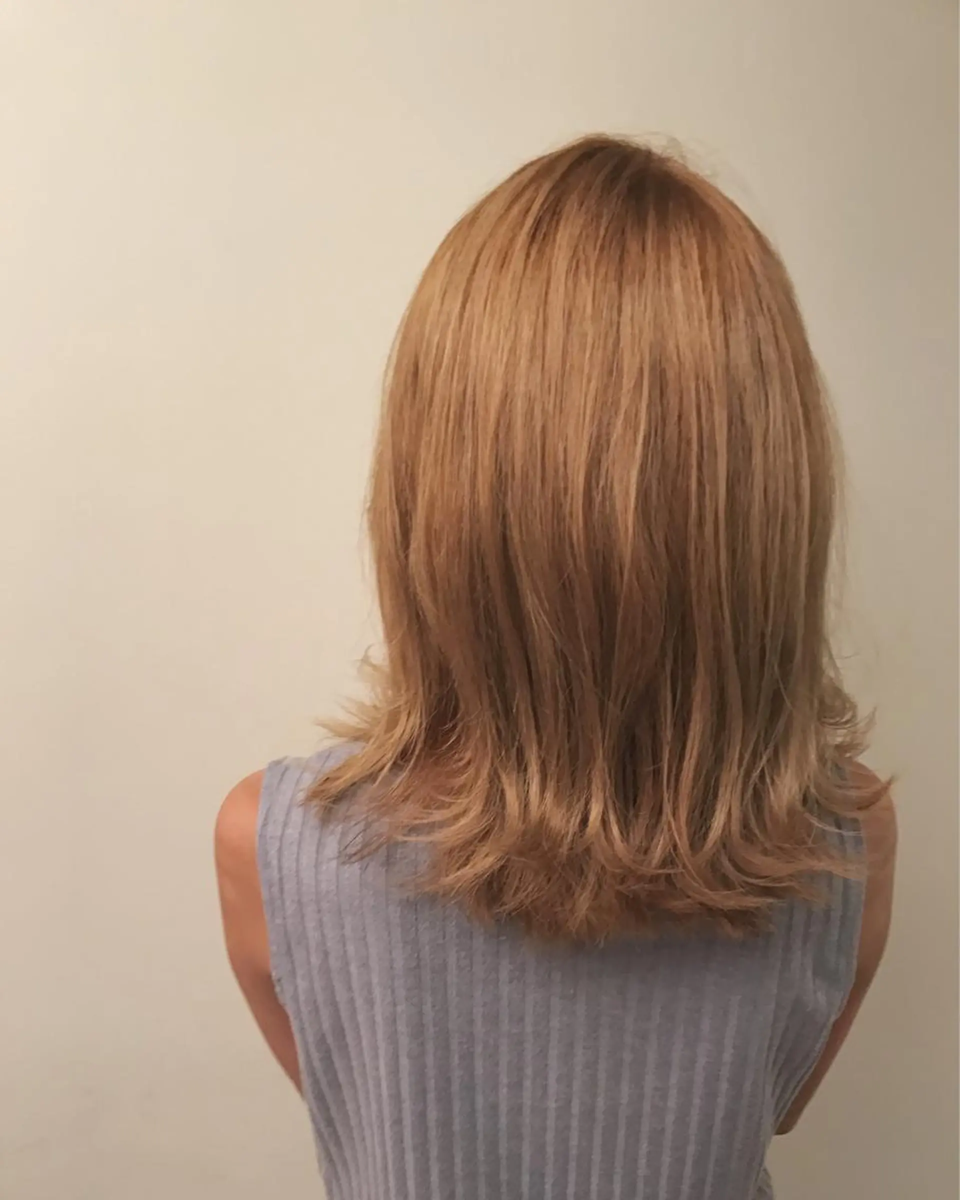 ミディアム カラー ベージュカラー フォギーベージュ 外ハネヘア AILEE所属・ウルフカット レイヤーカット上柿のヘアスタイル