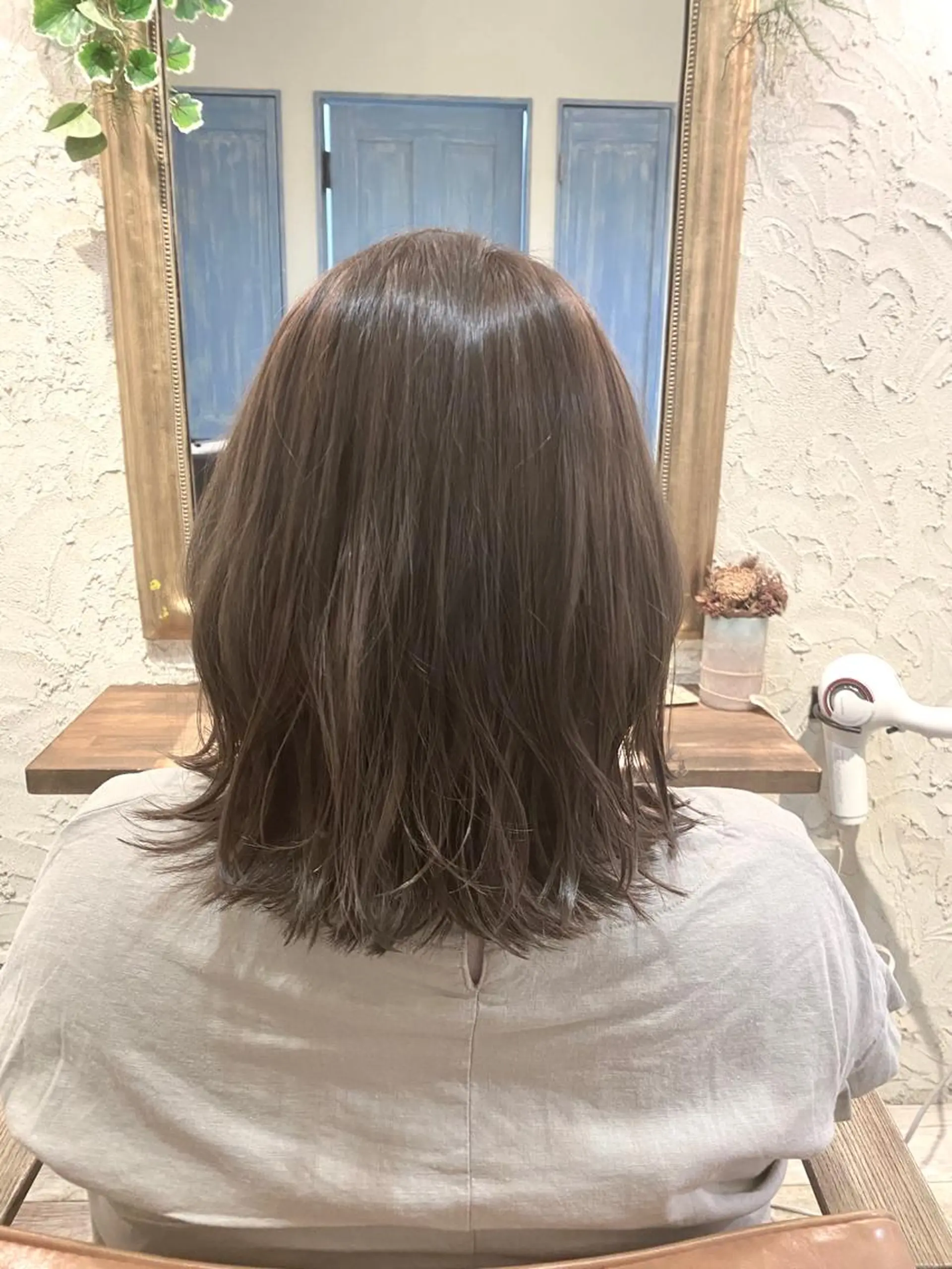 ミディアム アッシュ よこもり あいのヘアスタイル
