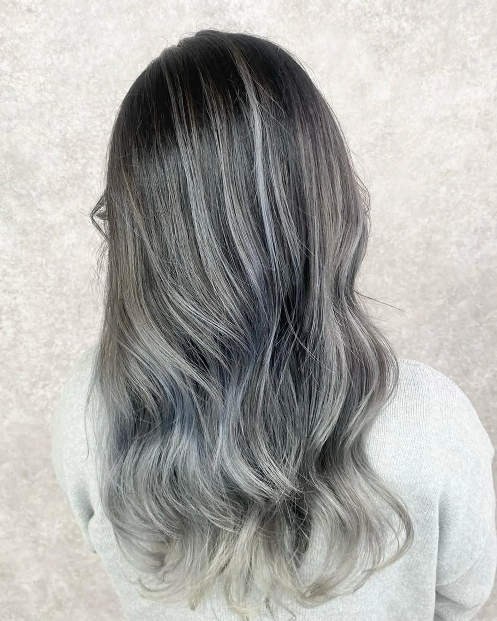 ロング カラー バレイヤージュ ブリーチ グレージュ ハイライトカラー シルバー UNDER vr 【アンダーバー】のヘアスタイル