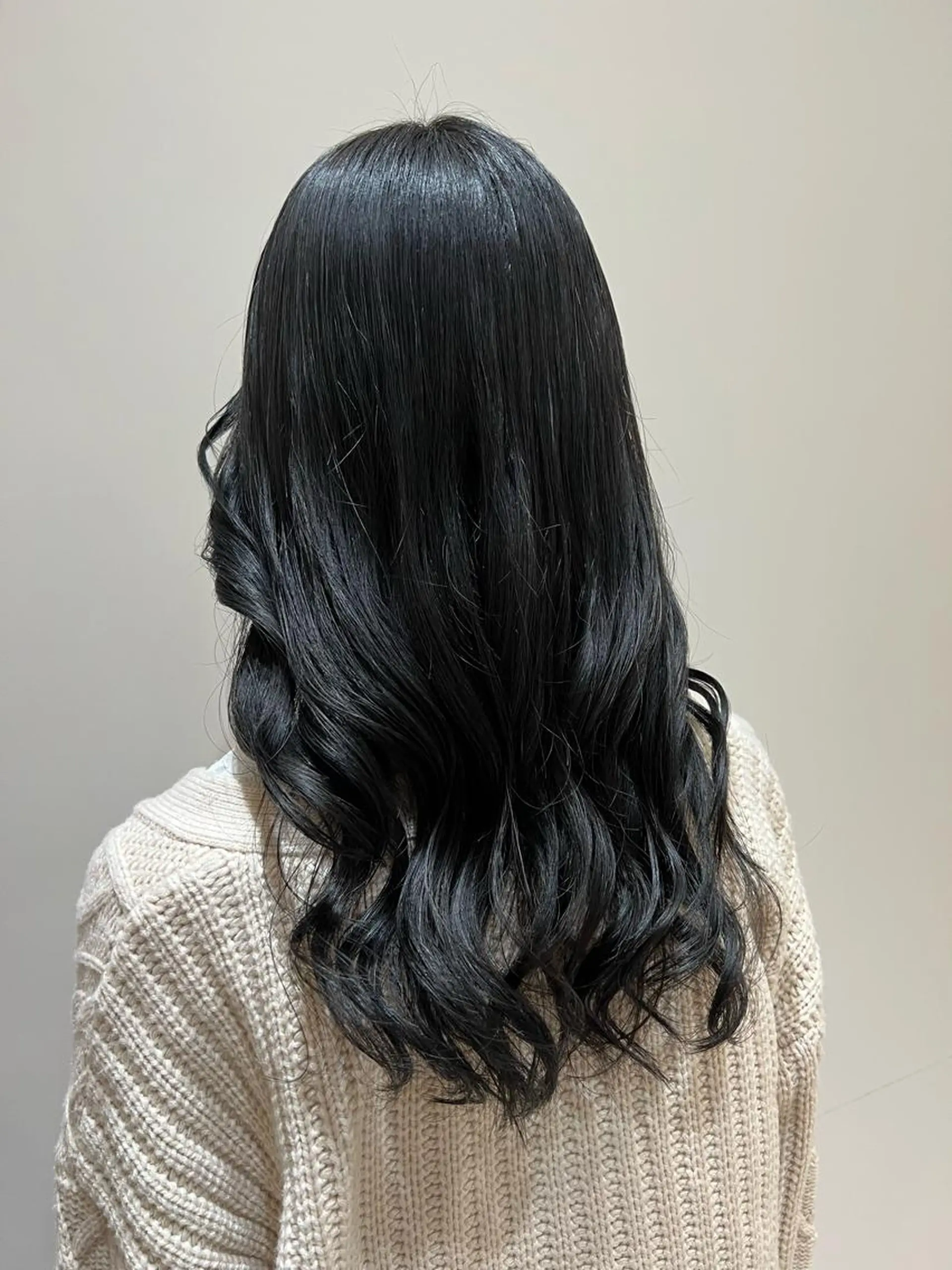 セミロング カラー ヘアアレンジ 黒髪 ブルーカラー ブルーブラック 暗髪カラー🫐パーマ おくだりんかのヘアスタイル