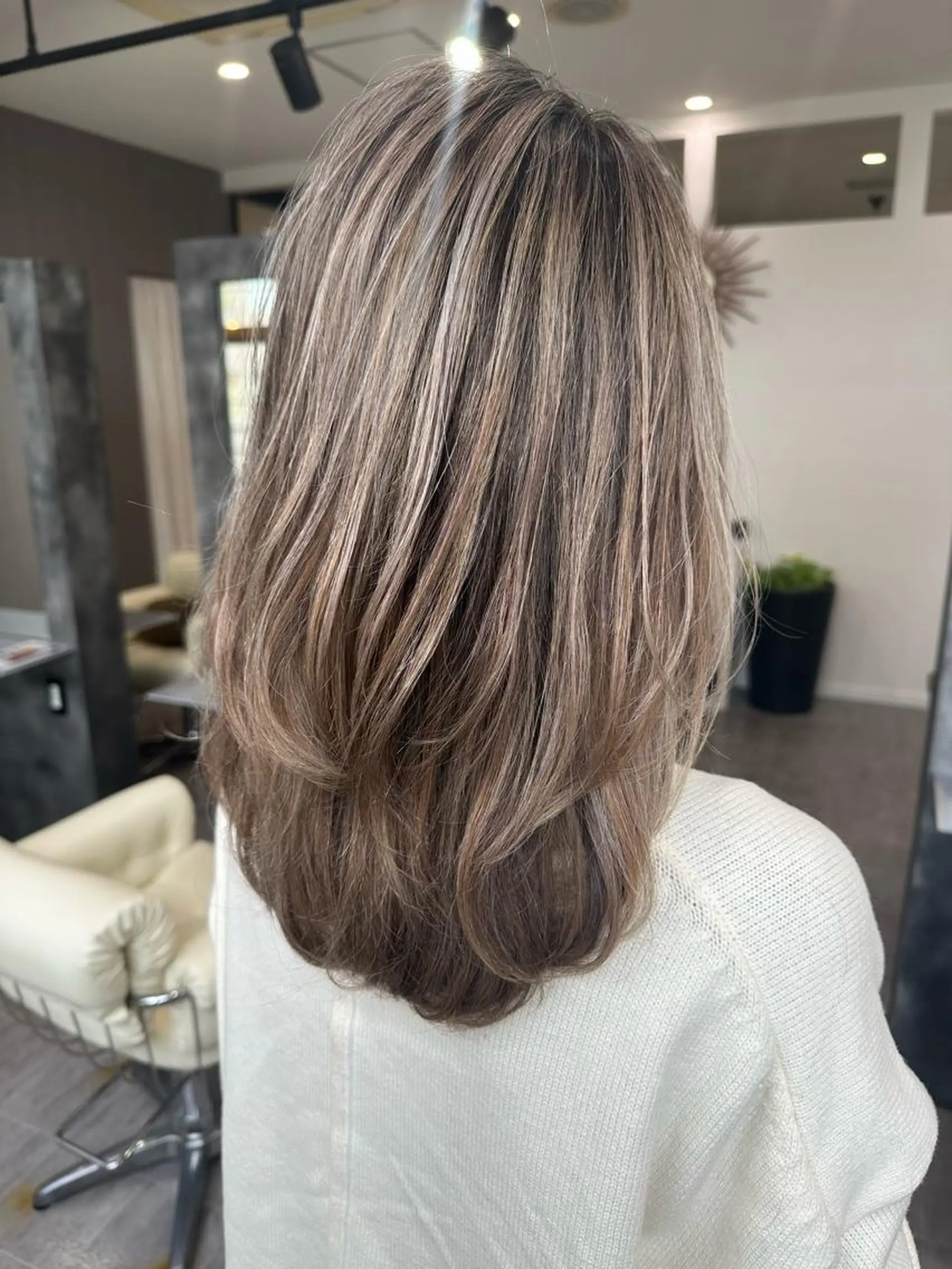 セミロング カラー バレイヤージュ レイヤーカット Merlyosaka所属・Merlyosaka 早川未来のヘアスタイル