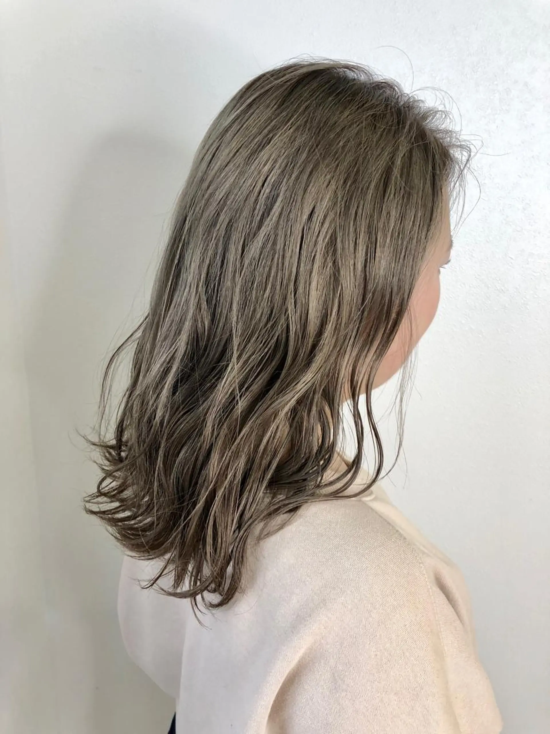 ミディアム カラー ブリーチ グレージュ ミルクティーグレージュ カット ヘアカラー パーマ 岩田 萌那のヘアスタイル