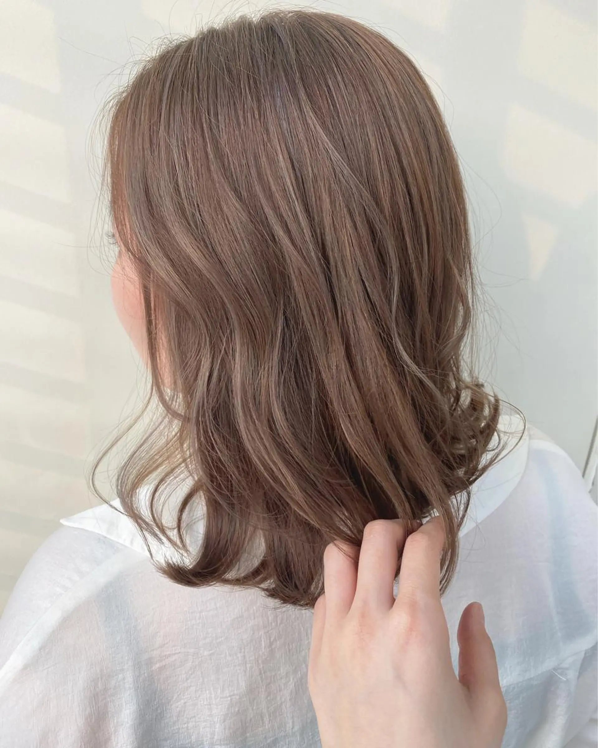 ミディアム カラー ヘアカラー 韓国ヘア顔周りカット 艶髪ベージュtamaのヘアスタイル
