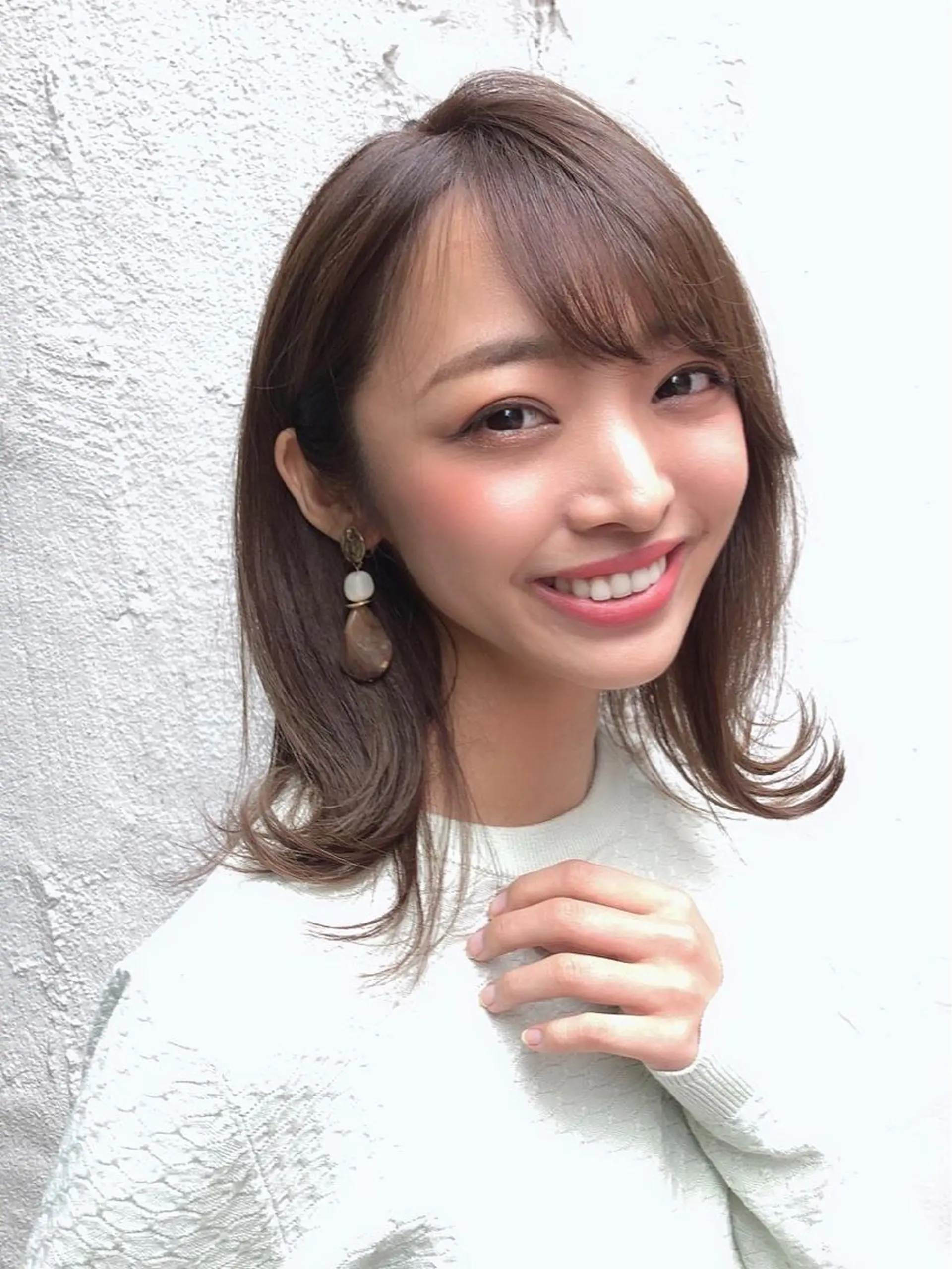 ミディアム カラー ネイル ミディアムレイヤー ミディアムパーマ ベージュカラー ブリーチ ボブ カット ヘアカラー トリートメント 佐々木 シホミのヘアスタイル