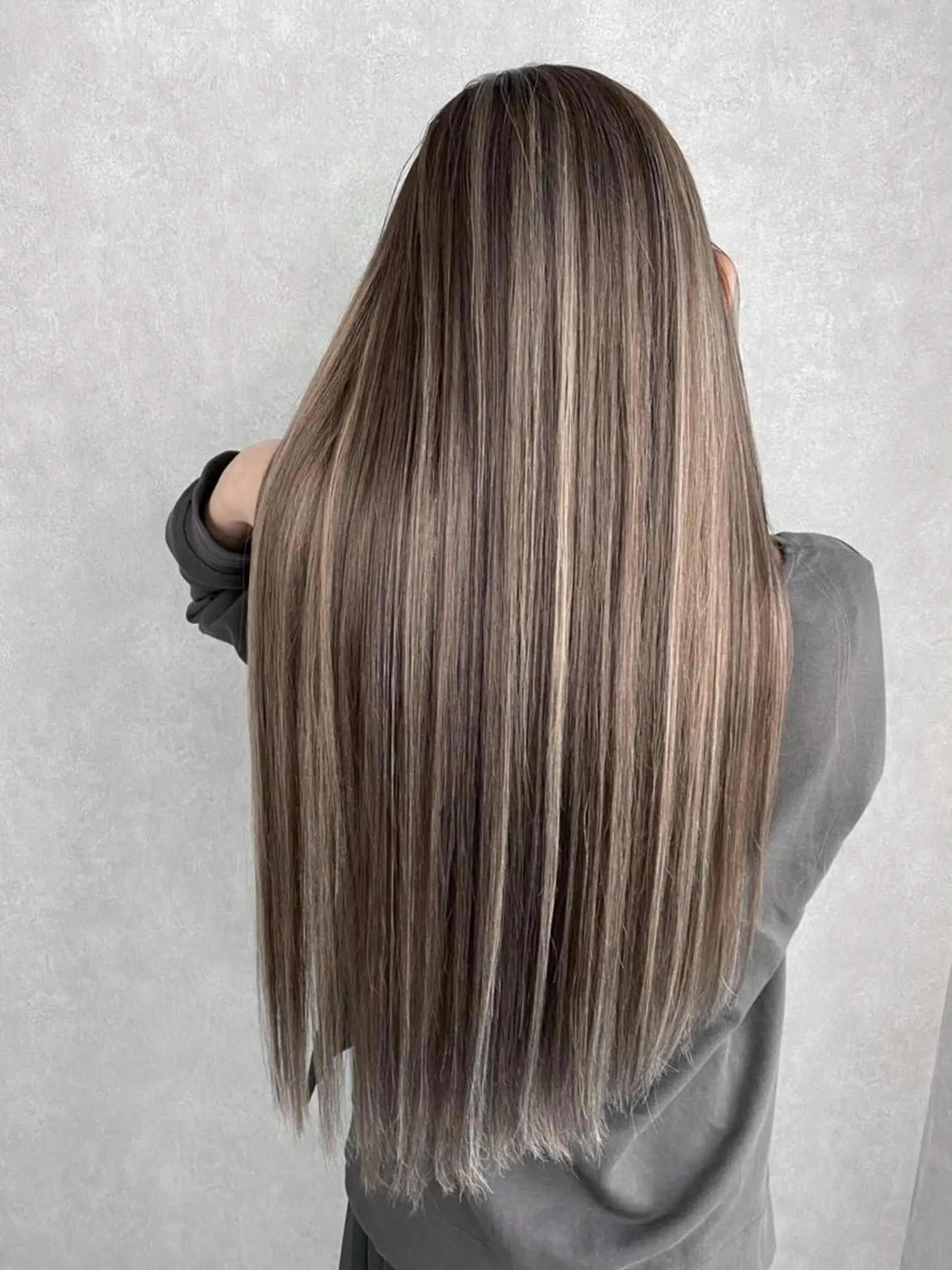 ロング カラー パーマ ヘアアレンジ シールエクステ アッシュ バレイヤージュ ベージュカラー ブリーチ L. OSAKAのヘアスタイル