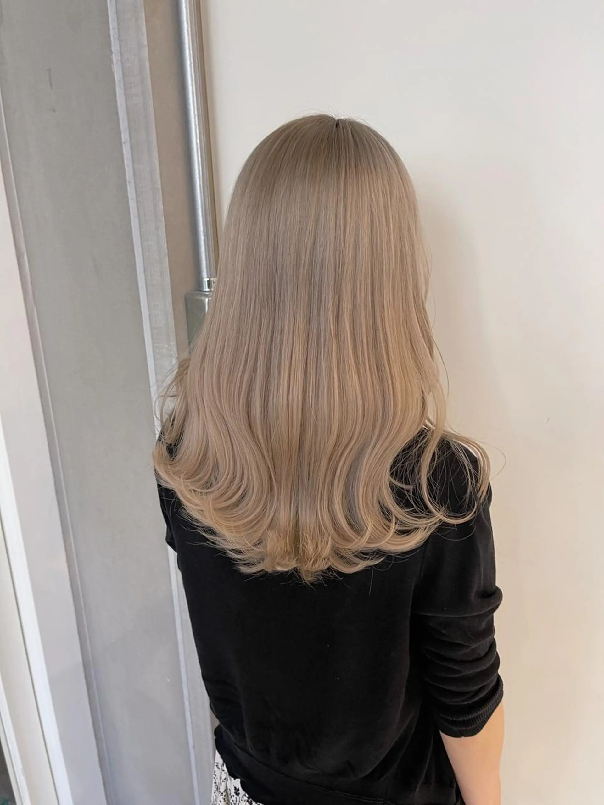 セミロング カラー アッシュ ベージュカラー ブルーカラー ブルーグレー ブルーグレージュ カット ヘアカラー トリートメント 公式 Ease by amble luxeのヘアスタイル