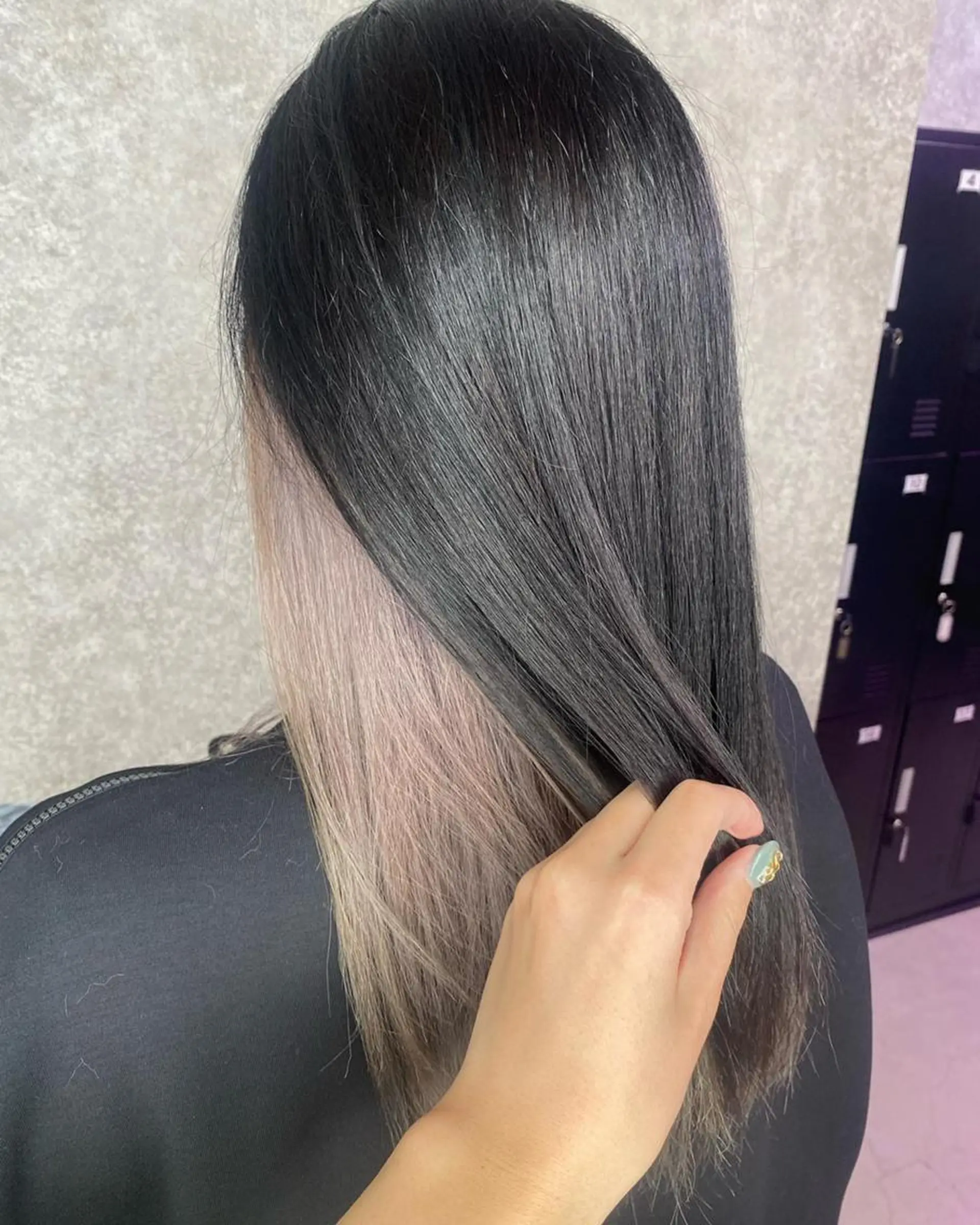 ロング カラー ブリーチ グレージュ ハイトーンカラー インナーカラー ミルクティーグレージュ UNDER vr 【アンダーバー】のヘアスタイル