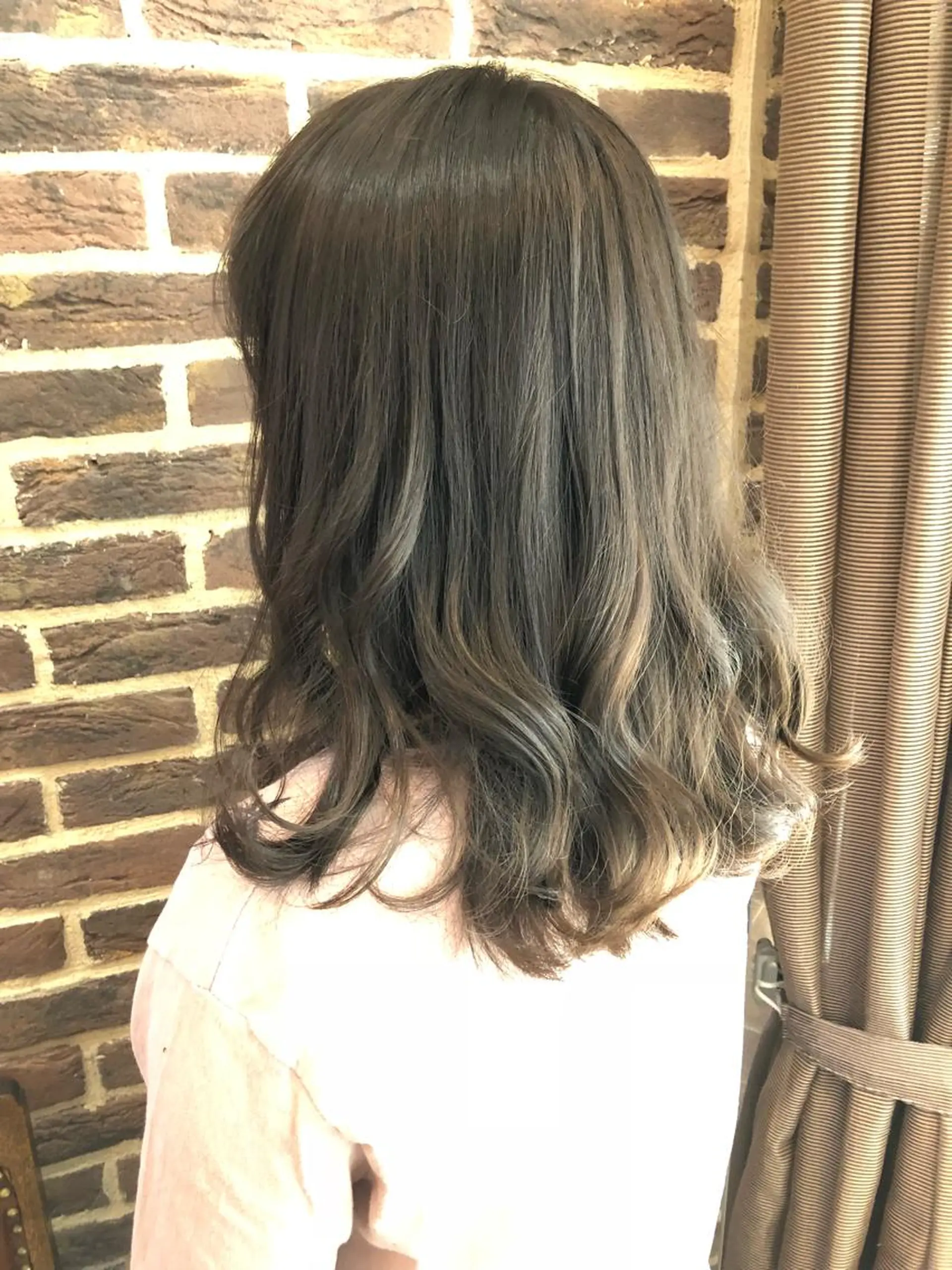 ミディアム カラー パーマ アッシュ アッシュグレー アッシュグレージュ グレージュ イルミナカラー 高橋 隆一のヘアスタイル