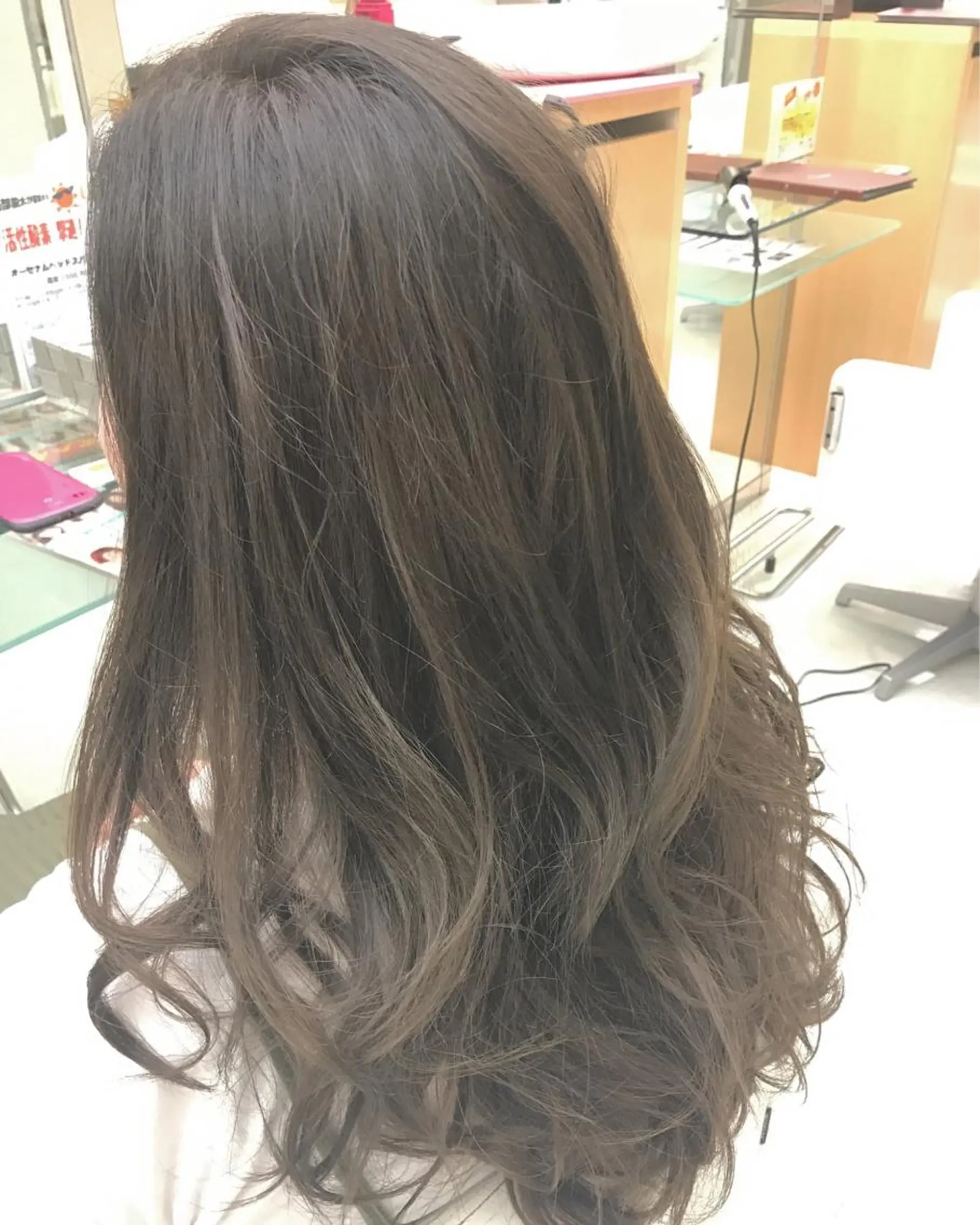 ロング カラー グラデーションカラー AILEE所属・ウルフカット レイヤーカット上柿のヘアスタイル