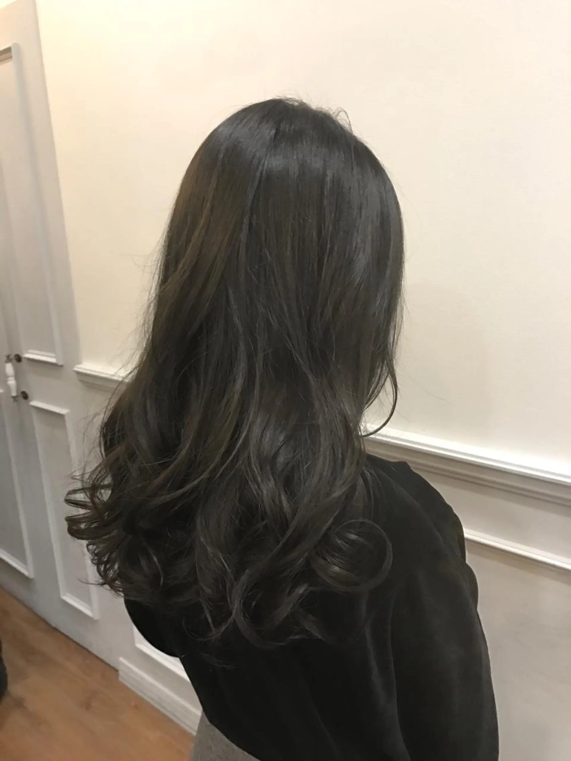 ロング カラー ダークグレー ひろせ かなのヘアスタイル