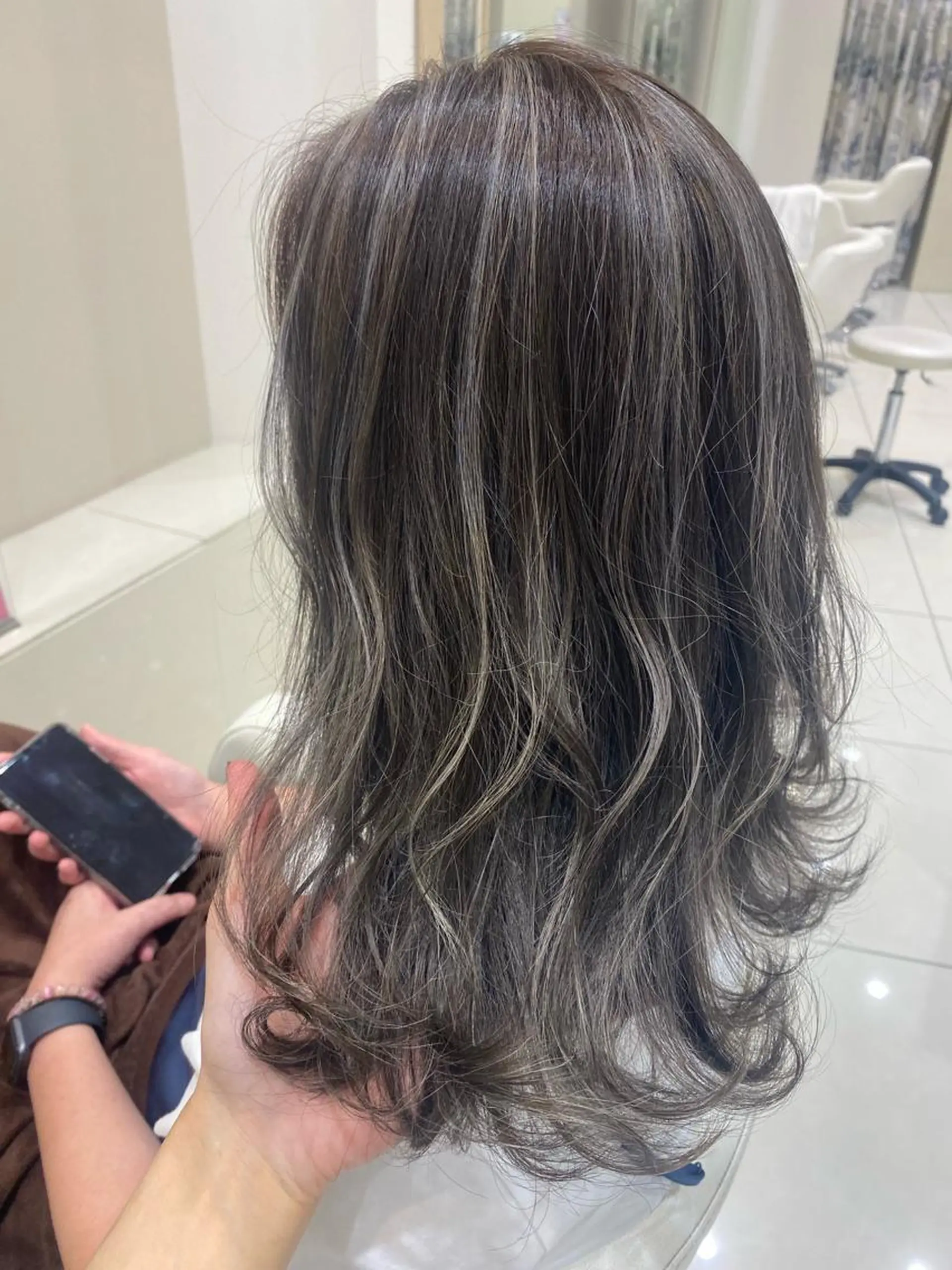 セミロング ハイライト ヘアカラー 👑顔周り韓国風 レイヤーSHUTOのヘアスタイル