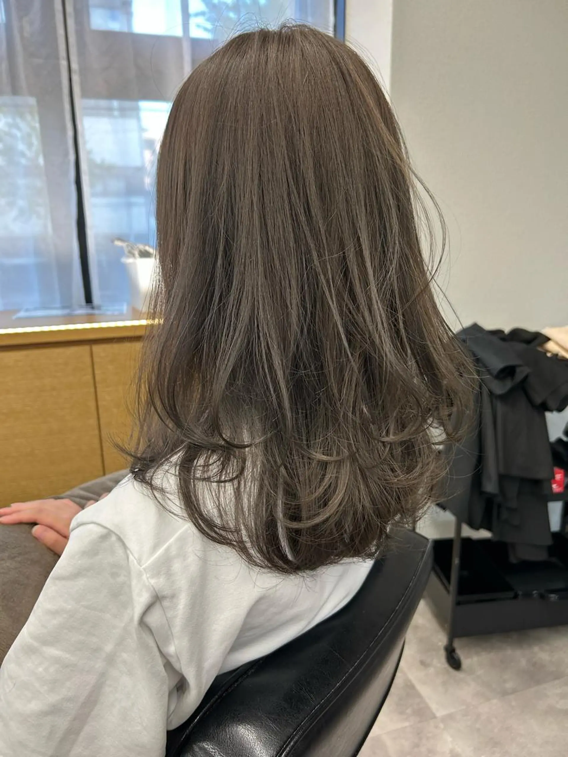 セミロング カラー 透明感カラー グレージュ レイヤーカット カット トリートメント Emitas.　井上 真奈美のヘアスタイル