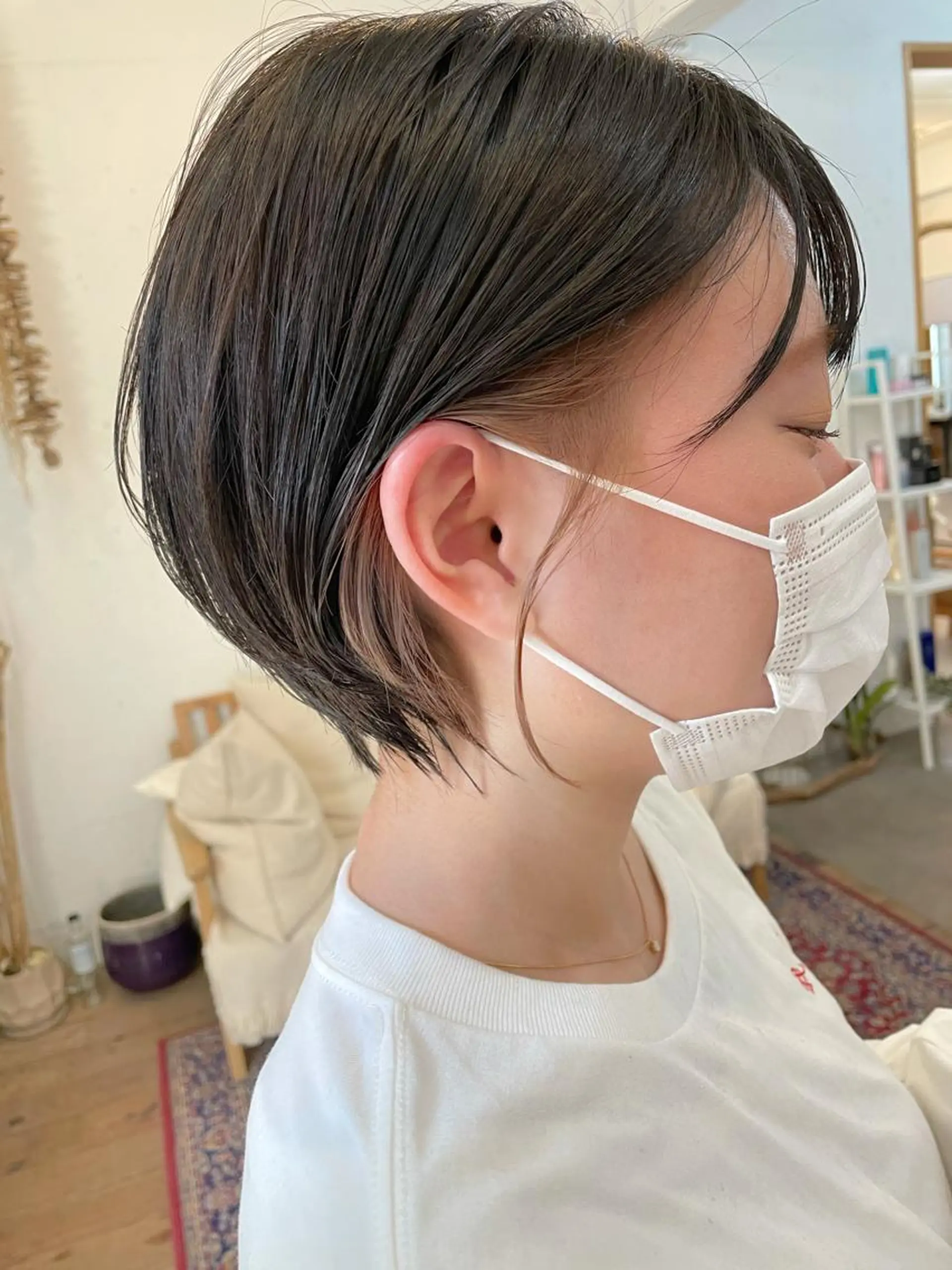 ショート カラー ベージュカラー インナーカラー ヘアカラー トリートメント chama レイヤーカットのヘアスタイル