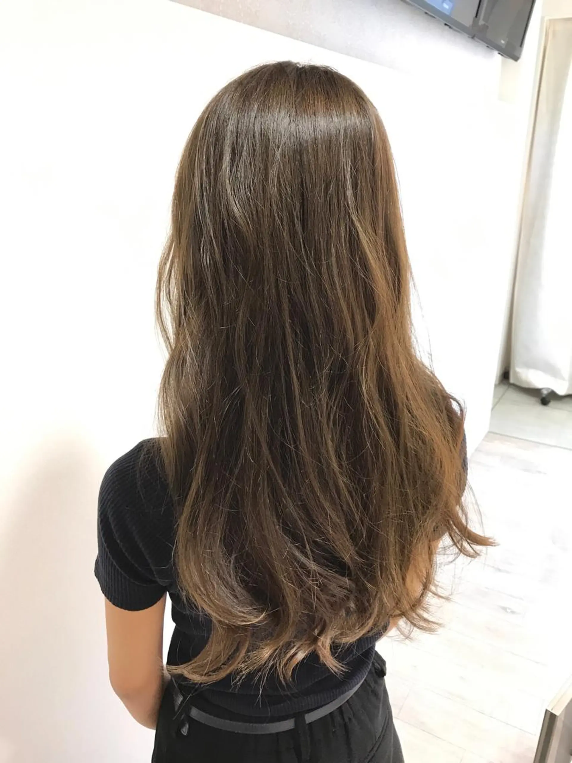 ロング カラー ベージュカラー イルミナカラー ヘアカラー トリートメント chiyo yasuのヘアスタイル
