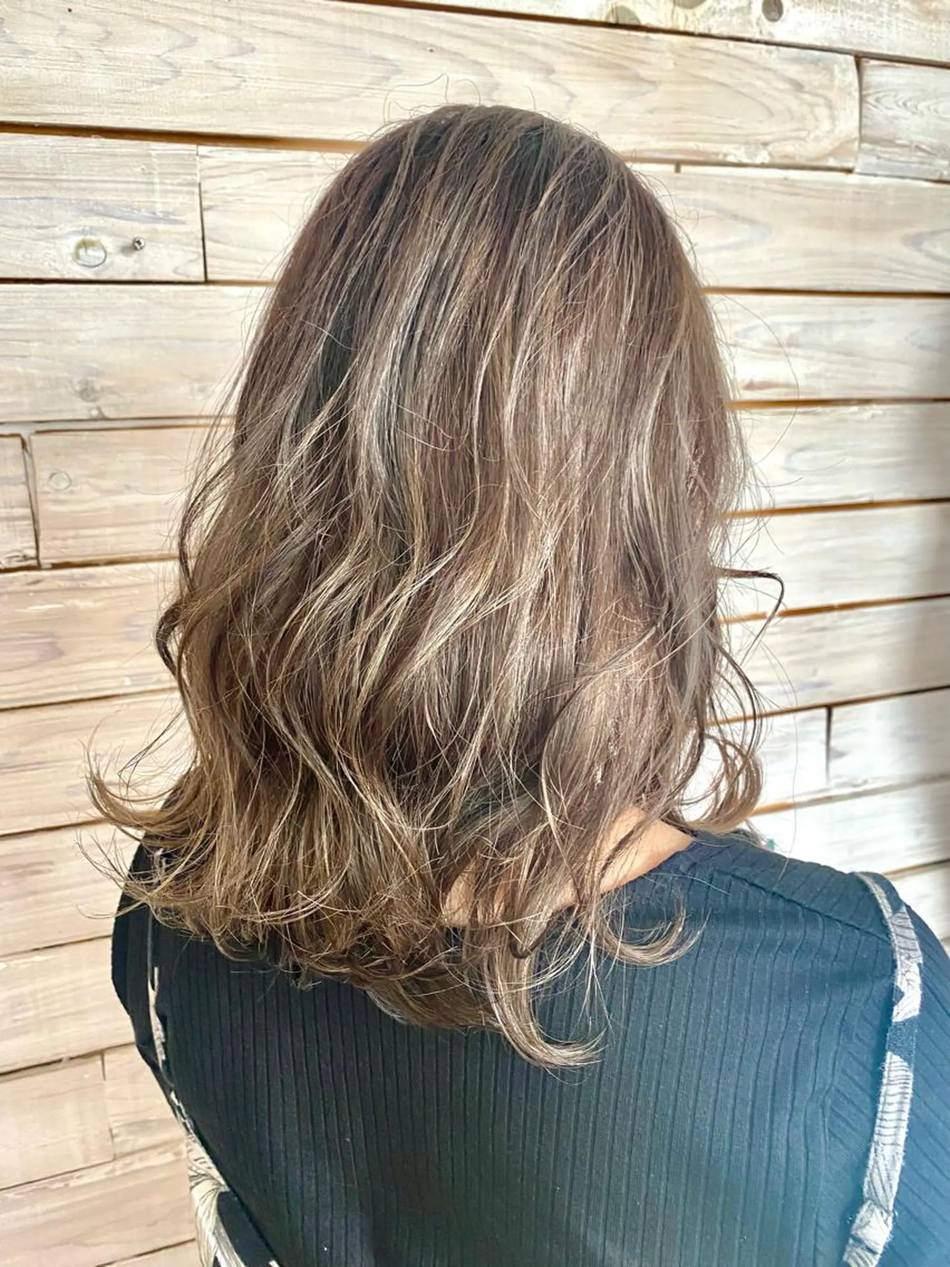 ミディアム ハイライト 藤本 彩果のヘアスタイル