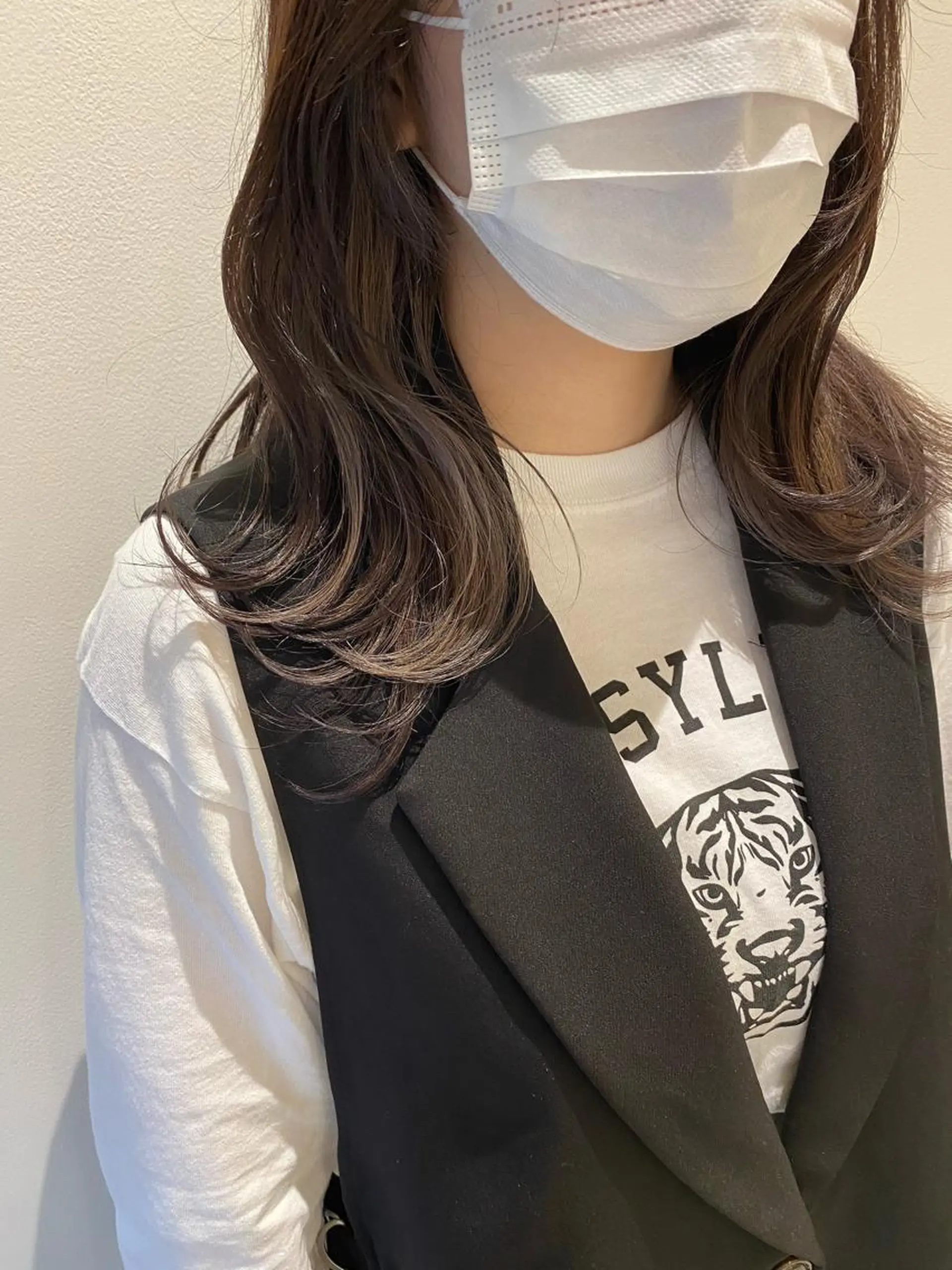 セミロング カラー グレージュ インナーカラー プレイングカラー🤍 細めハイライトのヘアスタイル