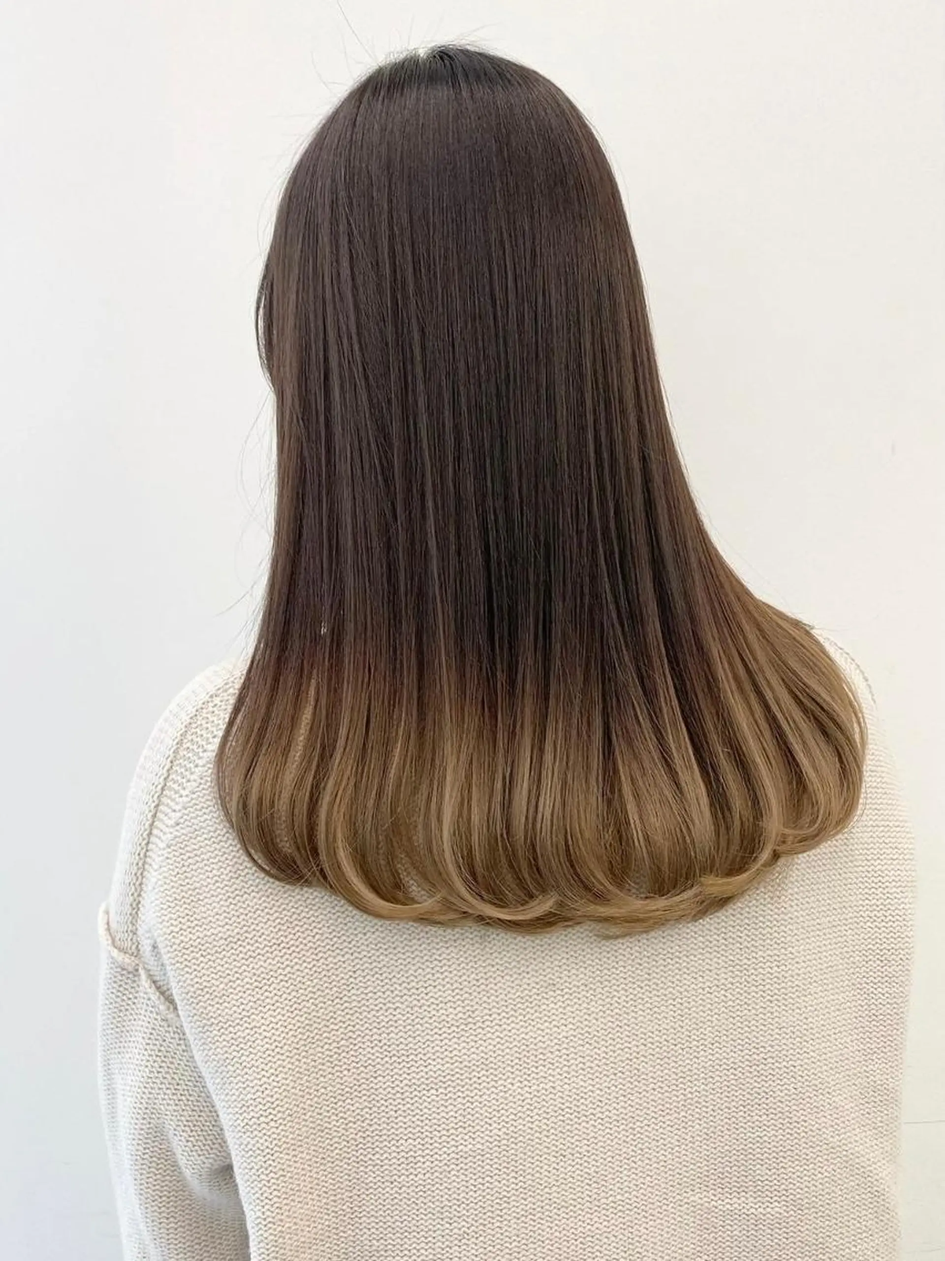 カラー セミロング ワンレンボブ アディクシーカラー アッシュ ベージュカラー ブリーチ 公式 Ease by amble luxeのヘアスタイル