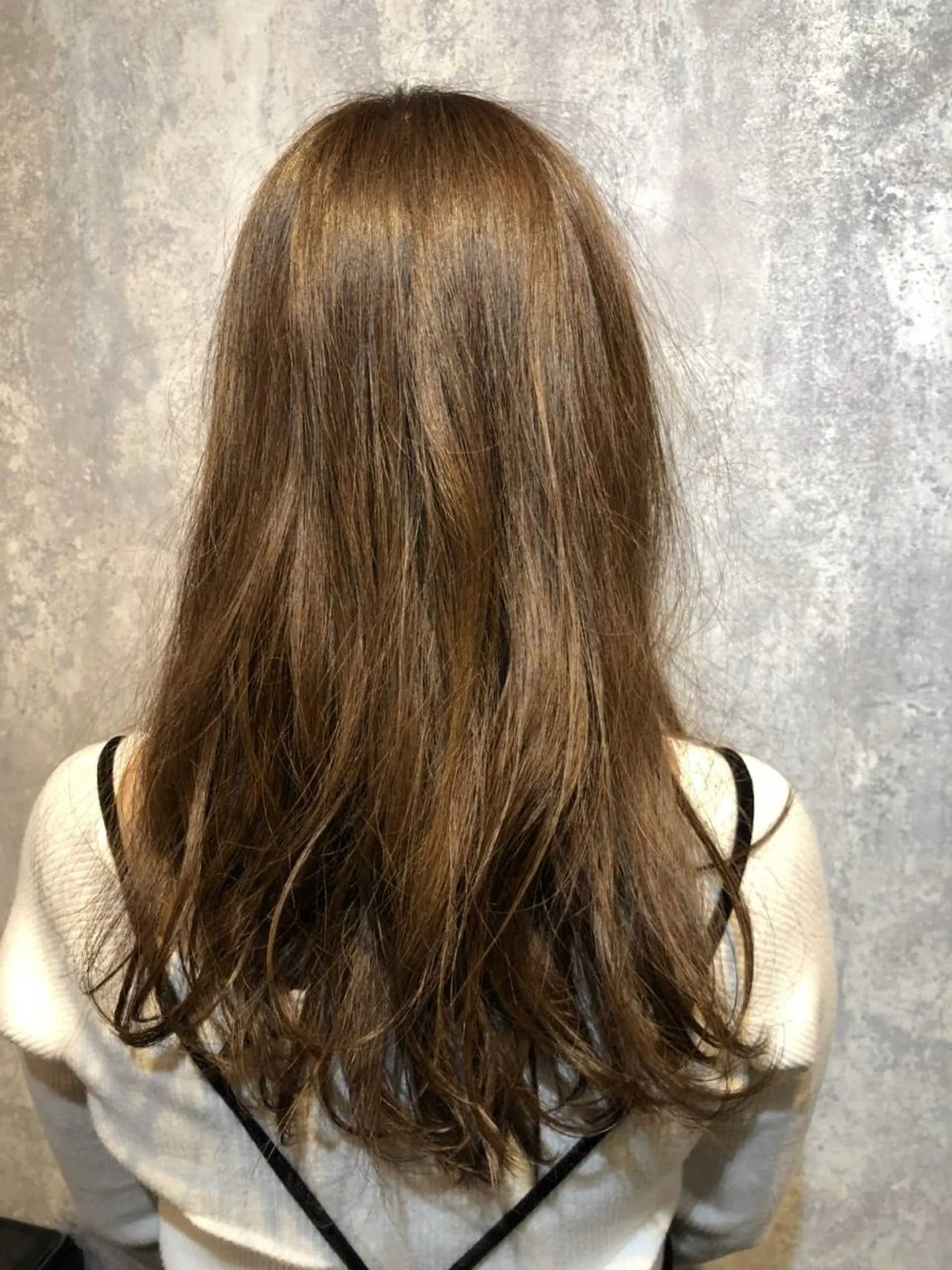 セミロング カラー アッシュ ブロンド 透明感カラー かきあげバング vato マンツーマンサロンのヘアスタイル