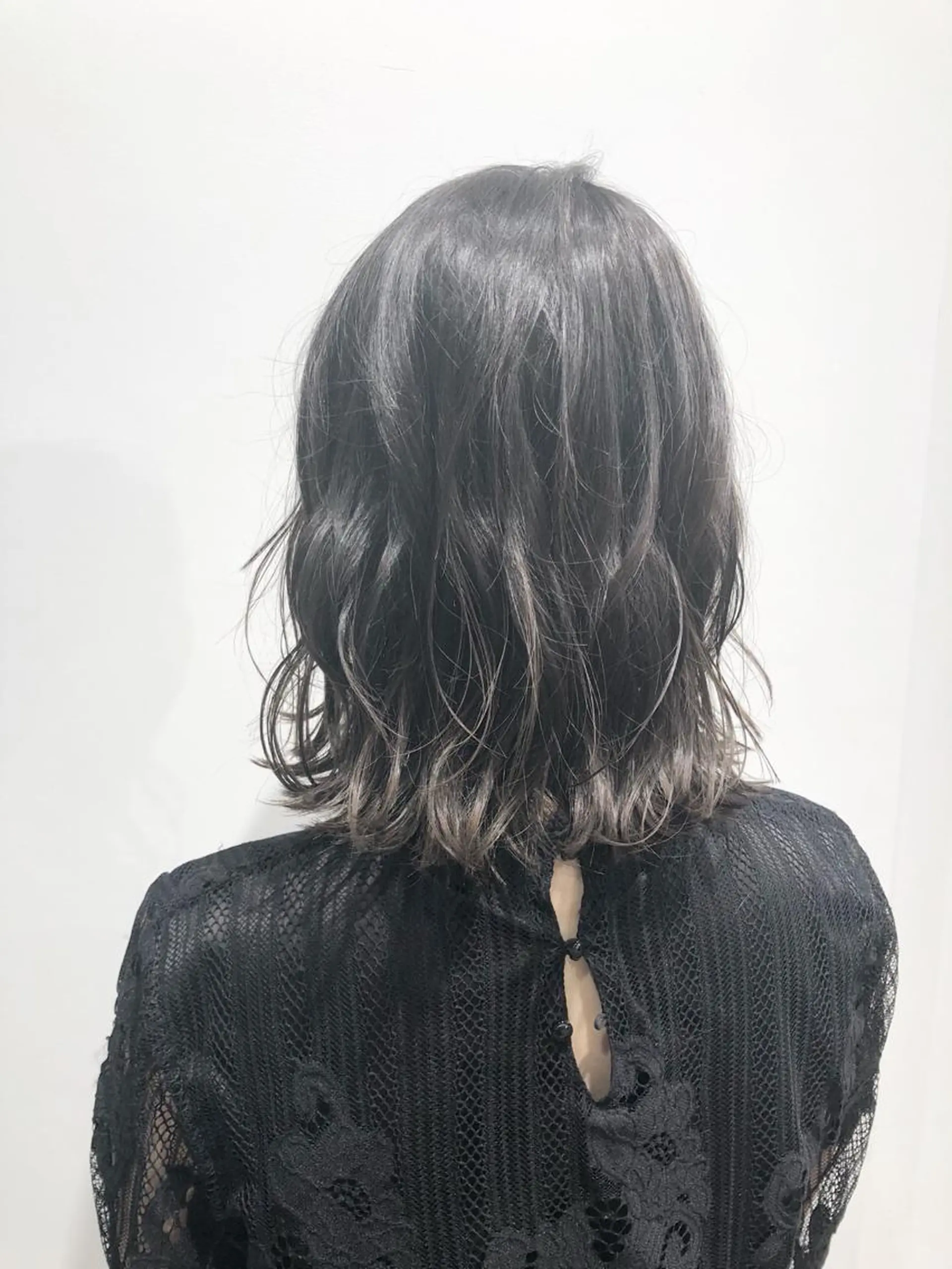 ショート カラー 透明感カラー グレージュ 外ハネヘア  渡部 妃月のヘアスタイル