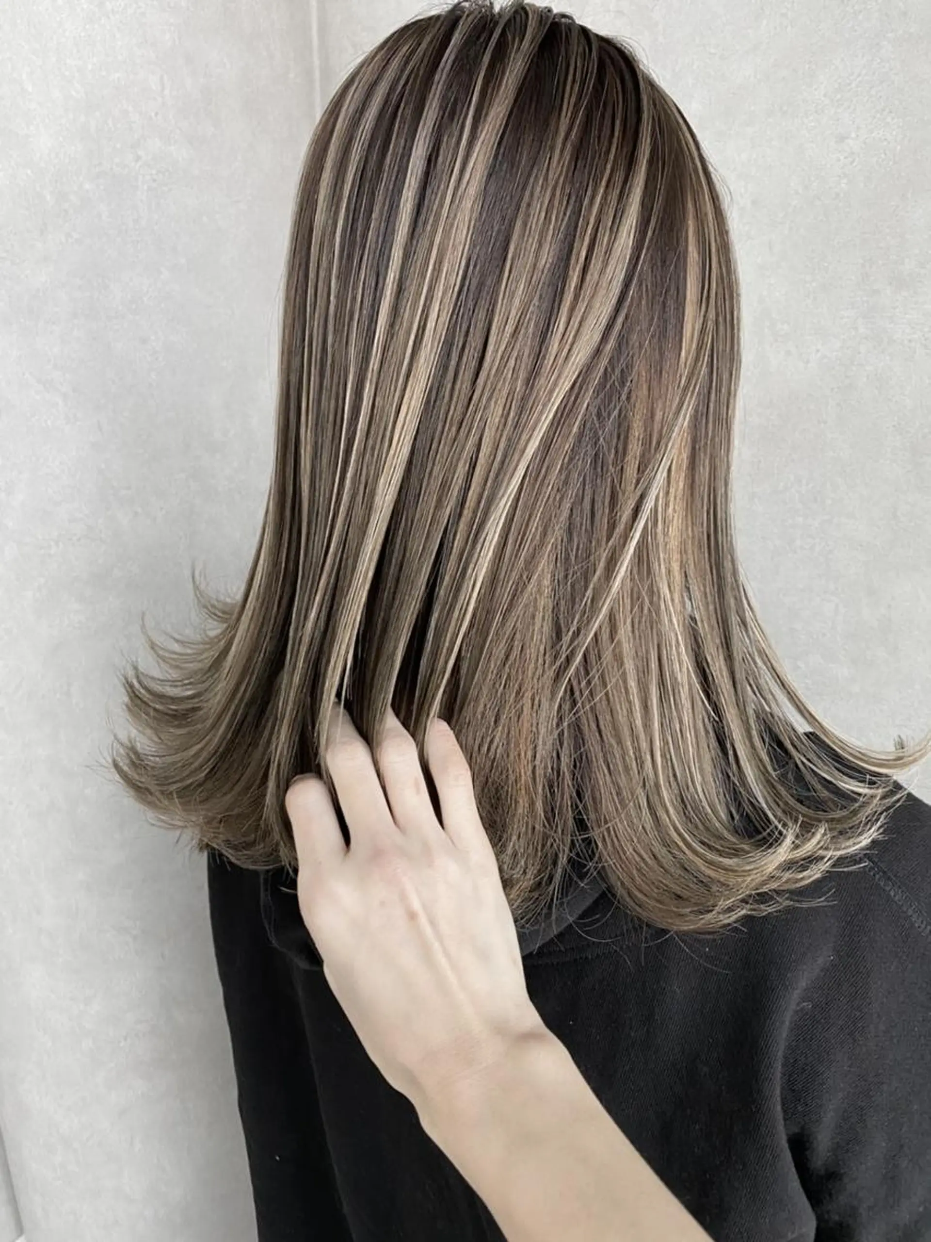 ミディアム カラー パーマ ヘアアレンジ シールエクステ アッシュ バレイヤージュ ベージュカラー ブリーチ L. OSAKAのヘアスタイル