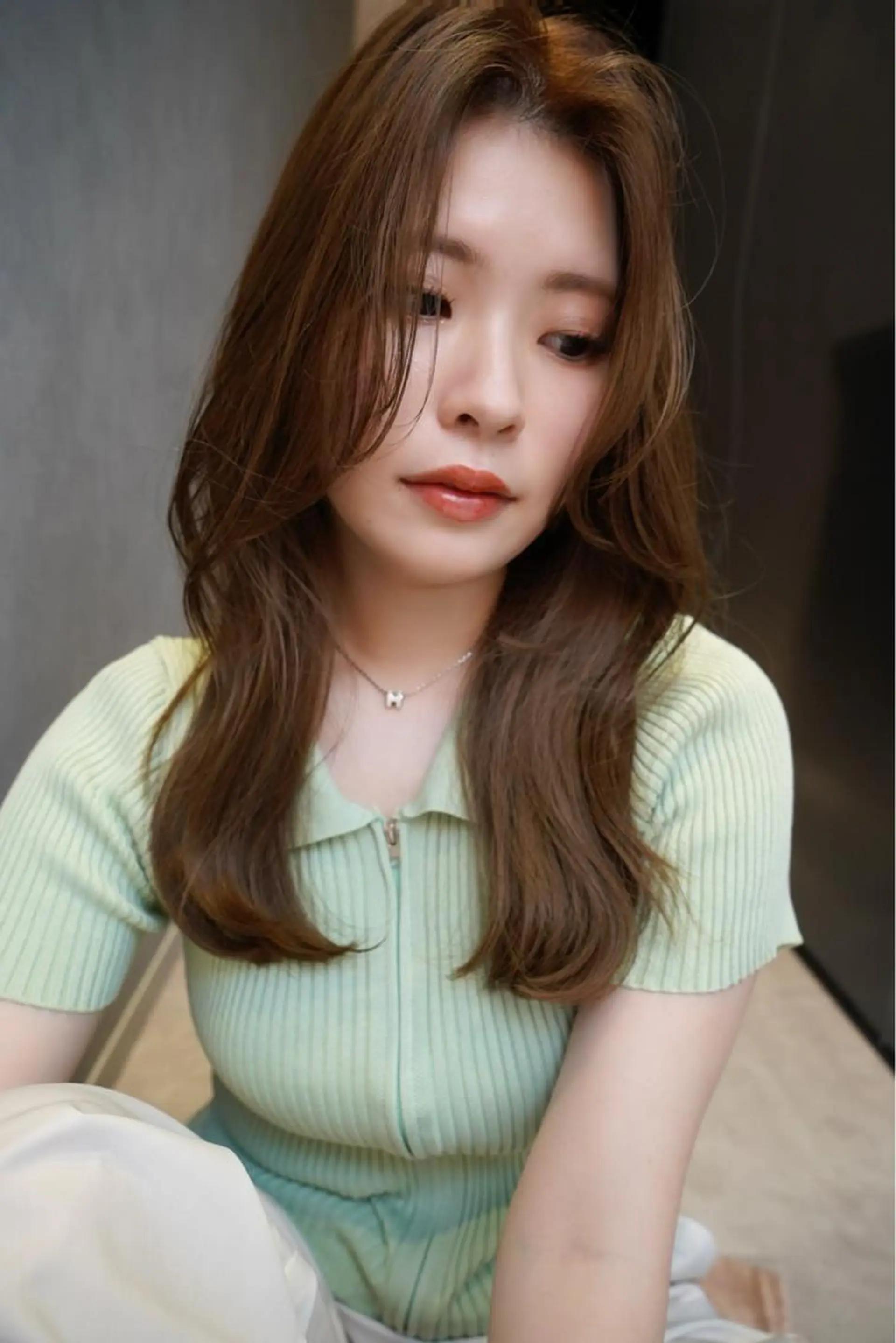 ミディアム カラー ベージュカラー レイヤーカット カット ヘアセット EMANONシェアサロン心斎橋店所属・韓国メンズヘア　ミル クティボブ　足立佳代のヘアスタイル