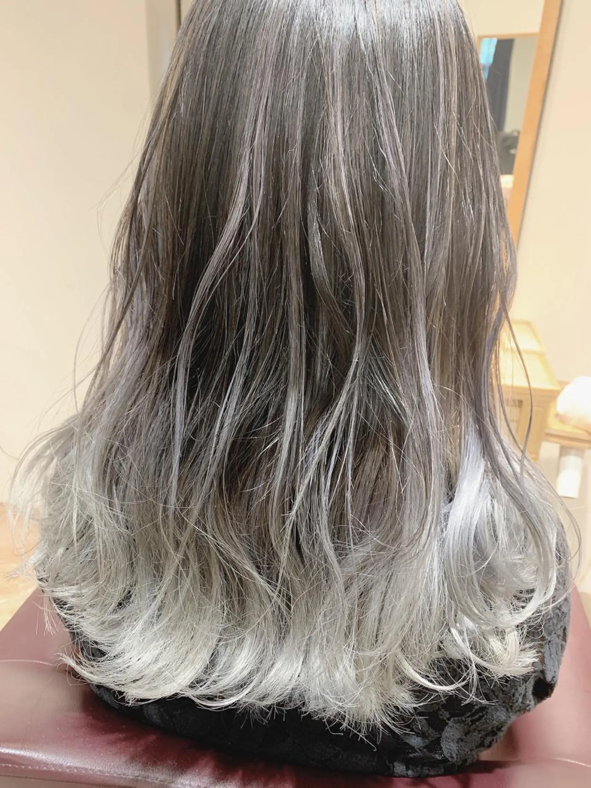 セミロング カラー ブリーチ シルバー ホワイトシルバー ヘアカラー トリートメント バレイヤージュ KAZUMAのヘアスタイル