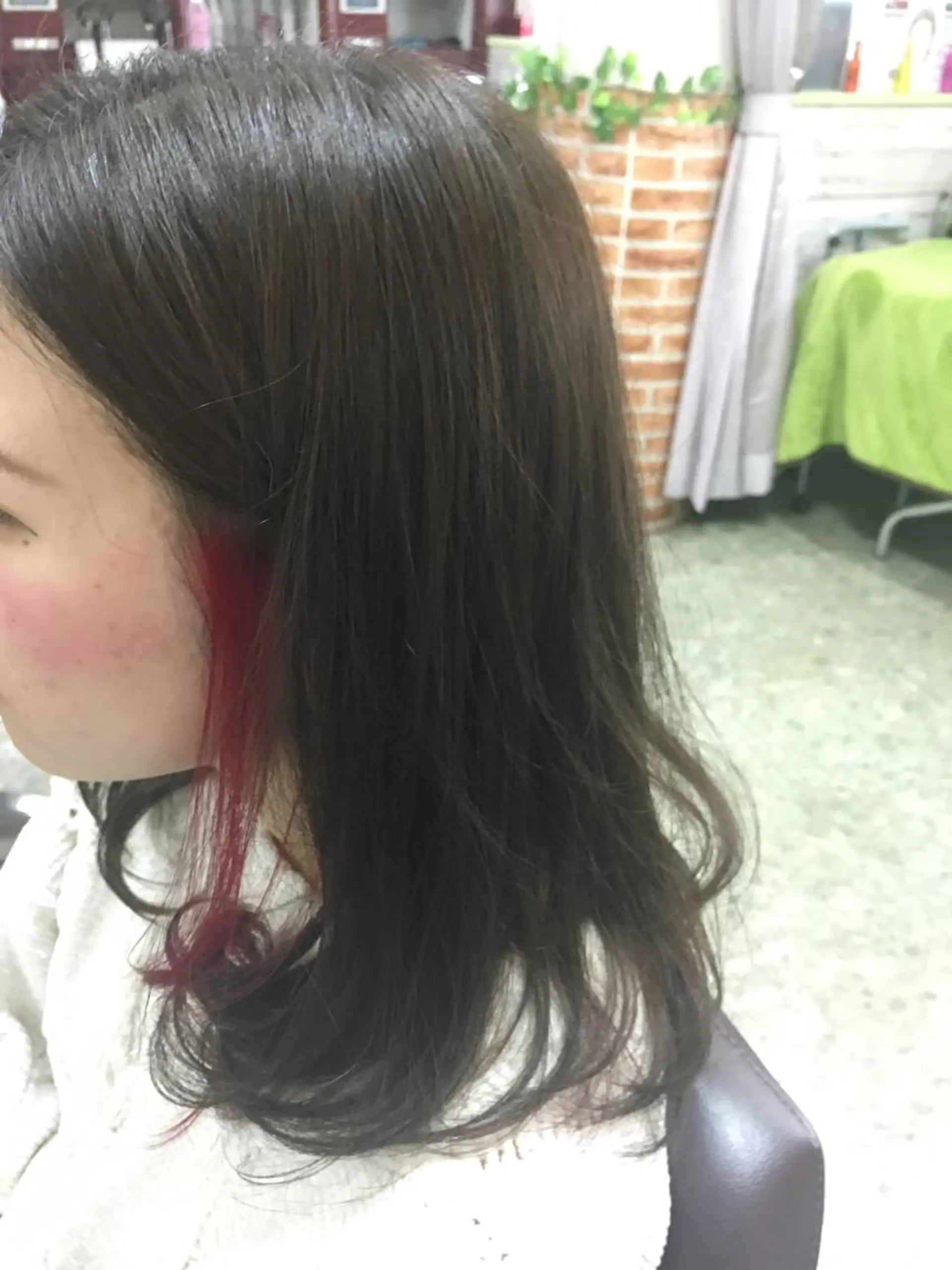 ミディアム カラー インナーカラー レッドカラー Revie所属・松 下のヘアスタイル