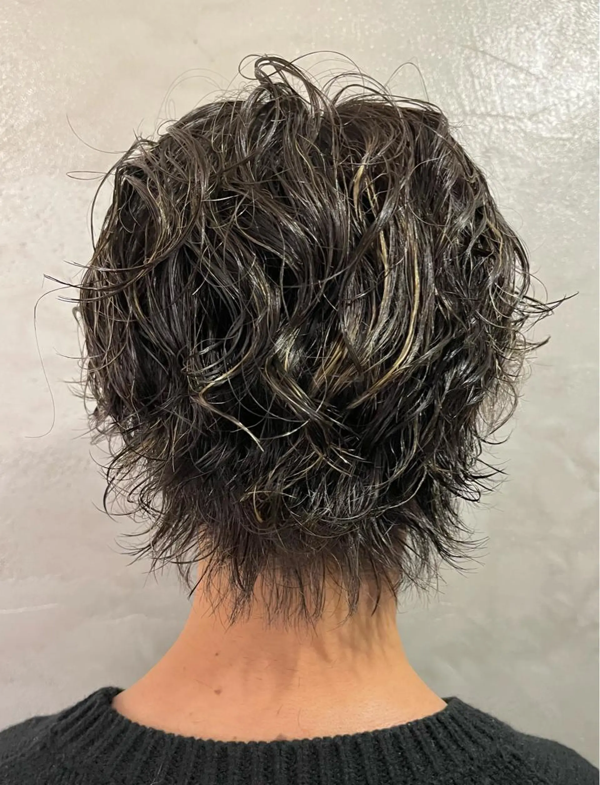 カラー パーマ メンズ メンズハイライト メンズウルフカット ハイライトカラー ウルフカット パーマ FUJINO RYOのヘアスタイル