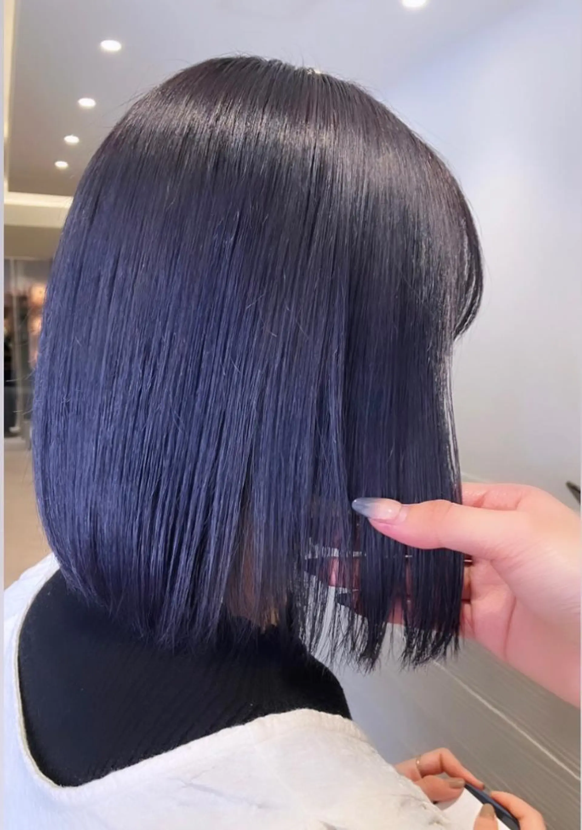 ショート カラー ブリーチ パープルカラー サキ🤍ハイトーン 🩰くびれ巻きヘアのヘアスタイル