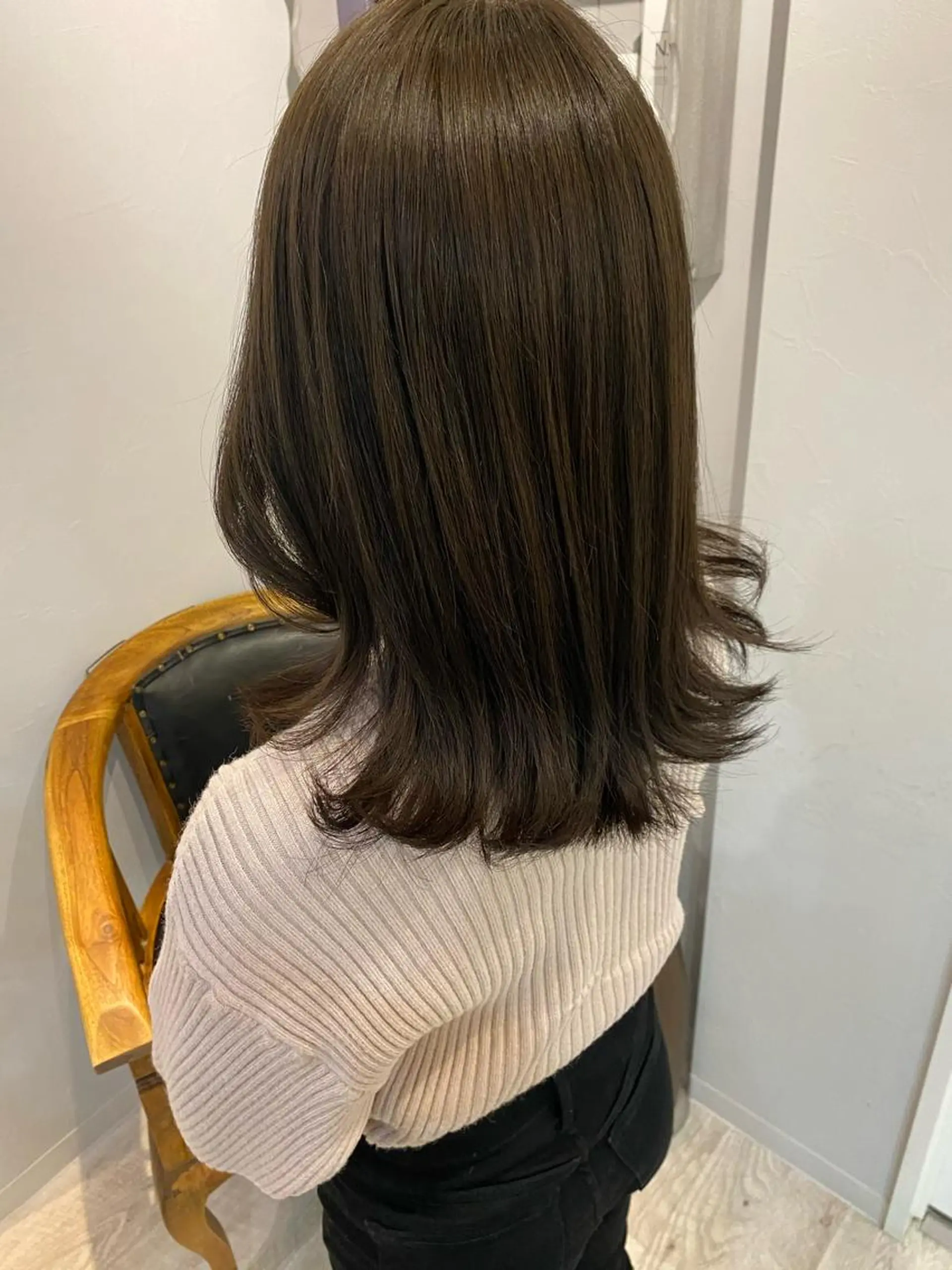 セミロング カラー ブラウンカラー オリーブブラウン カット ヘアカラー 西村 美羽のヘアスタイル