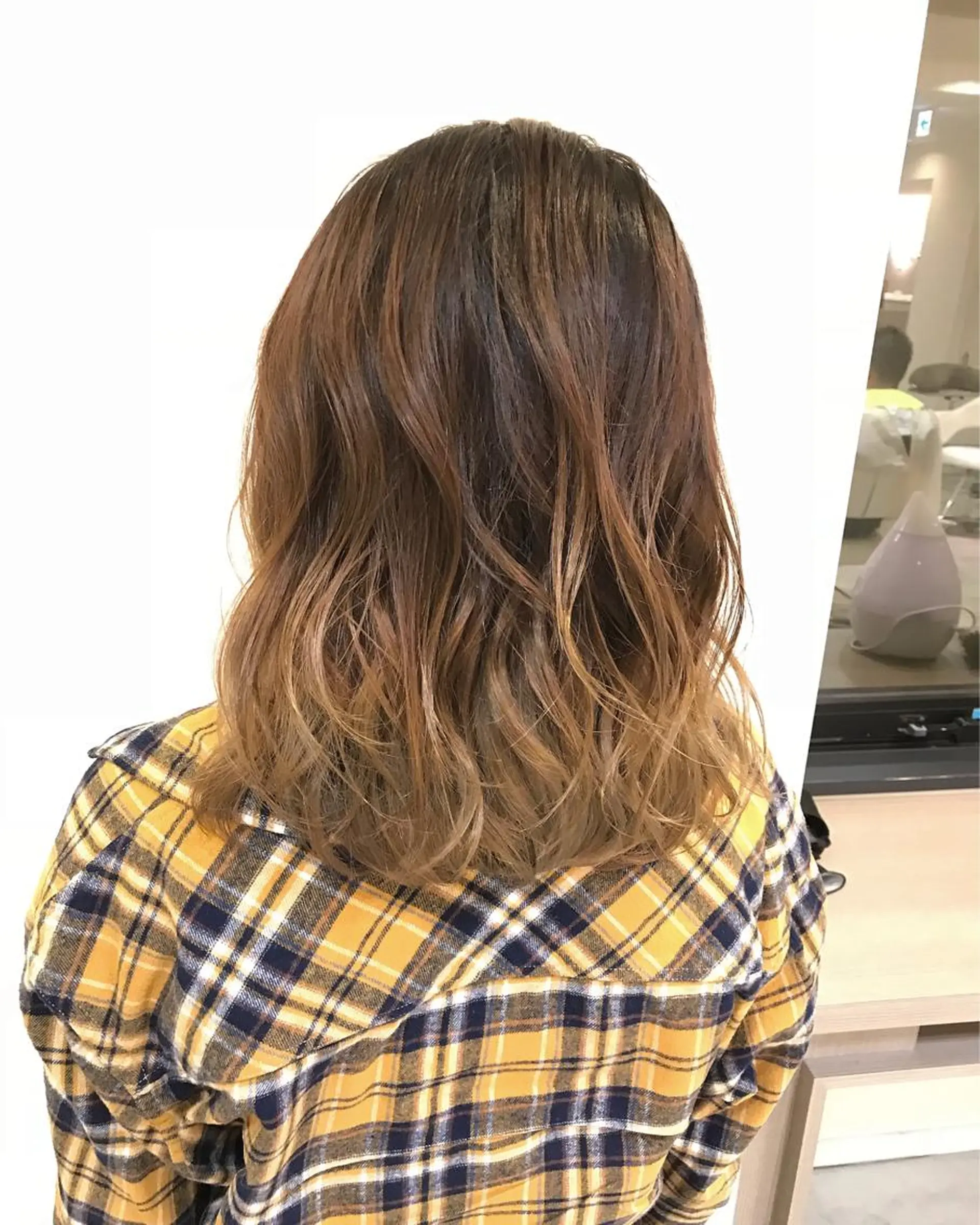 セミロング カラー グラデーションカラー chiyo yasuのヘアスタイル