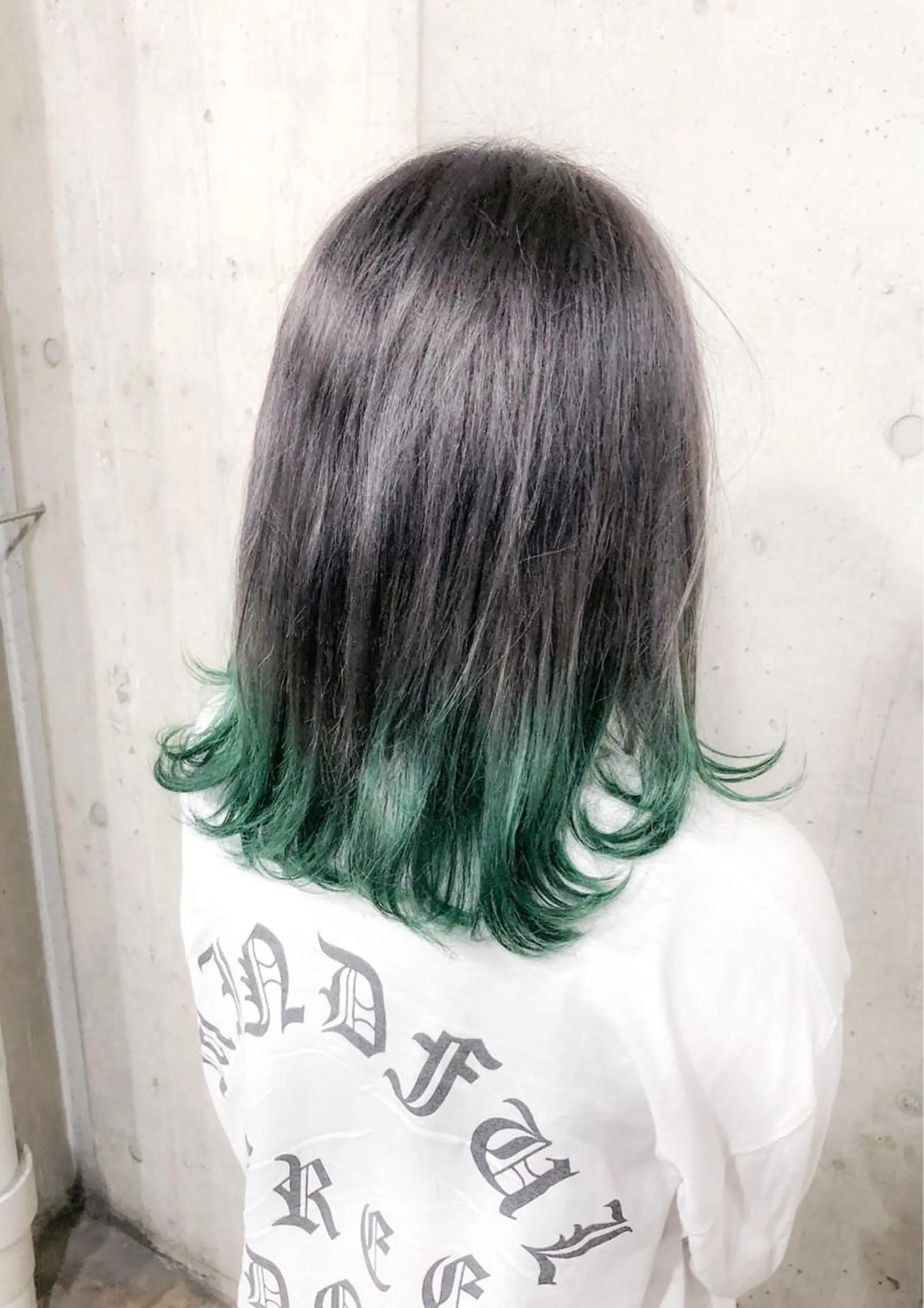 ミディアム カラー ダークグレー 北條 優輝のヘアスタイル