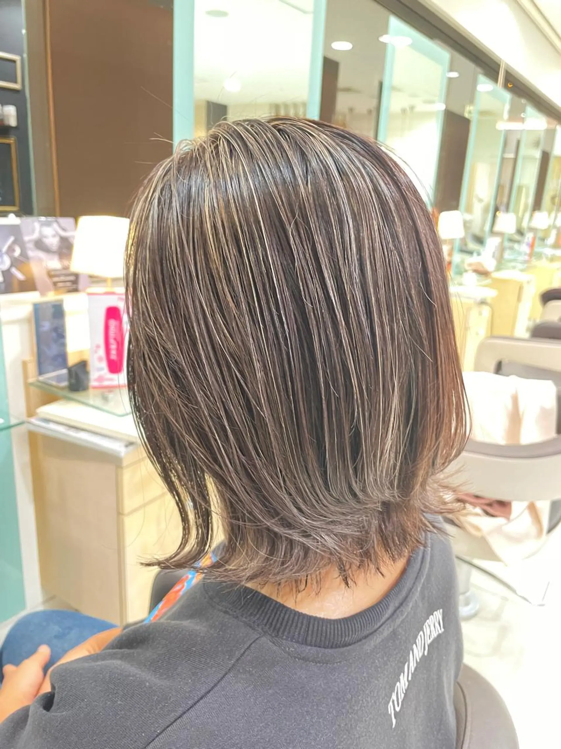 ショート ボブ ハイライト 外ハネヘア 【髪風船】上大岡店所属・齋藤 尋真のヘアスタイル