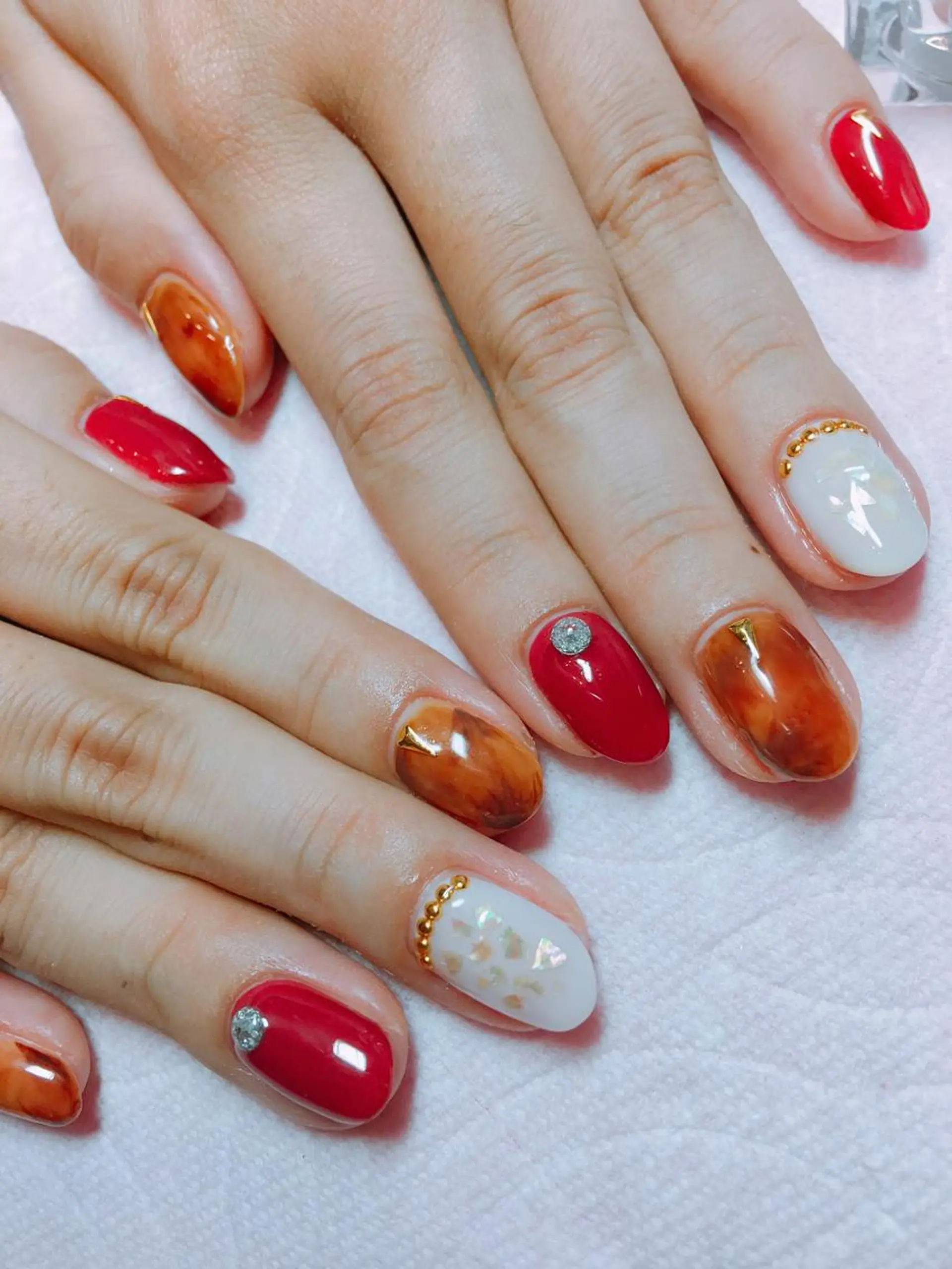 ネイル べっ甲ネイル 赤色 THECOLORS所属・近貞 莉奈のネイルデザイン