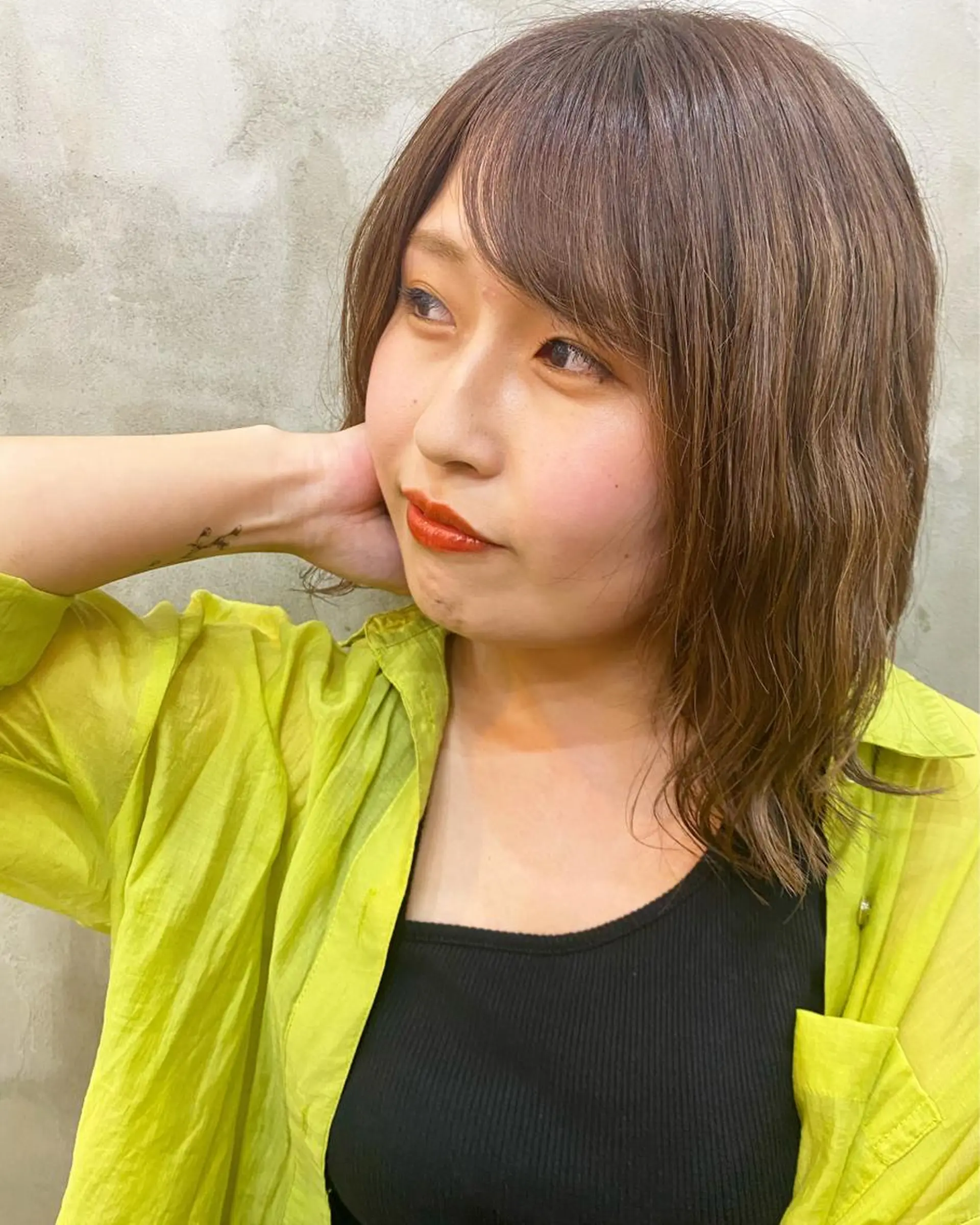 ミディアム カラー ヘアアレンジ ベージュカラー ブリーチ ブリーチなしカラー オリーブベージュ 志賀 あずみのヘアスタイル