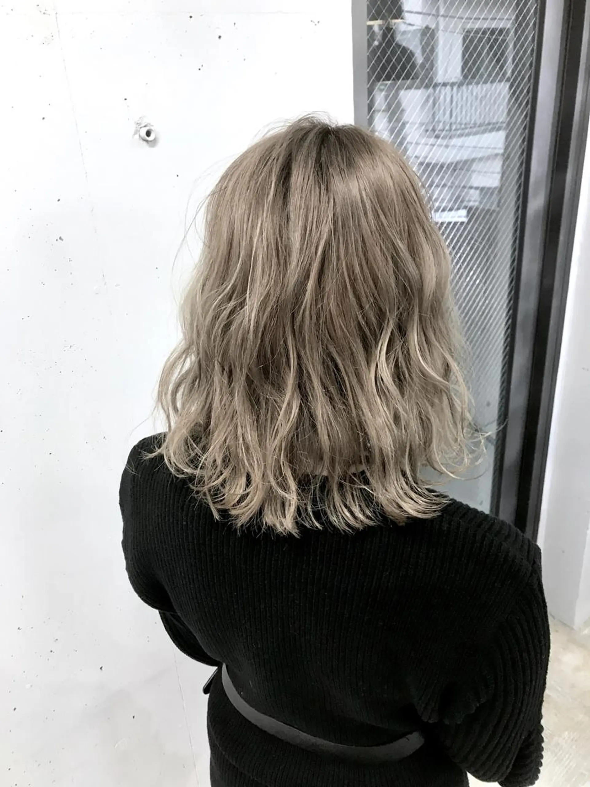 ミディアム カラー ベージュカラー ブリーチ ミルクティーベージュ 外国人風カラー lok[ロク] 高田馬場のヘアスタイル