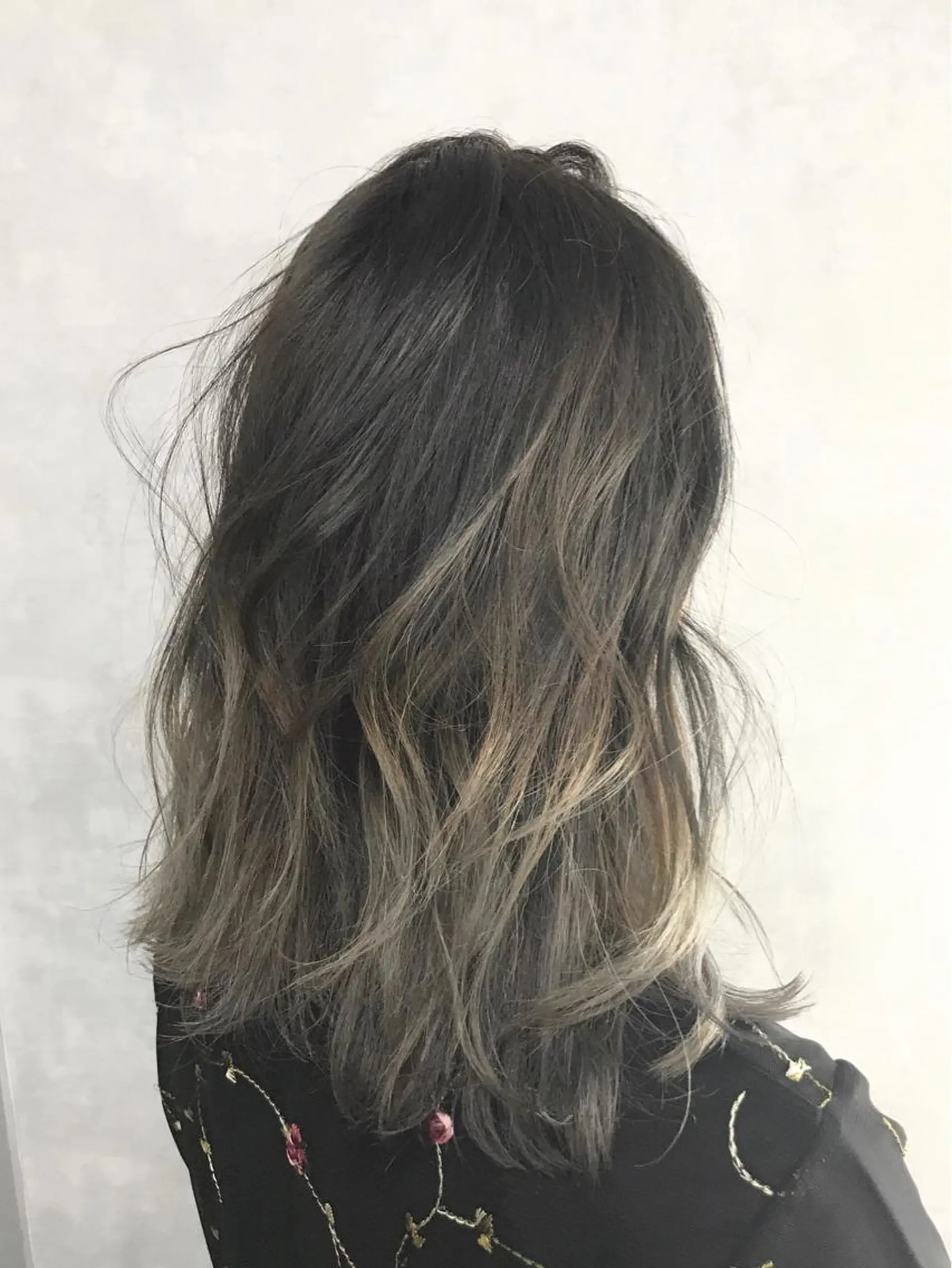 セミロング カラー グラデーションカラー ハイライトカラー ハイライト TOMOYAレイヤー ブリーチ縮毛矯正のヘアスタイル