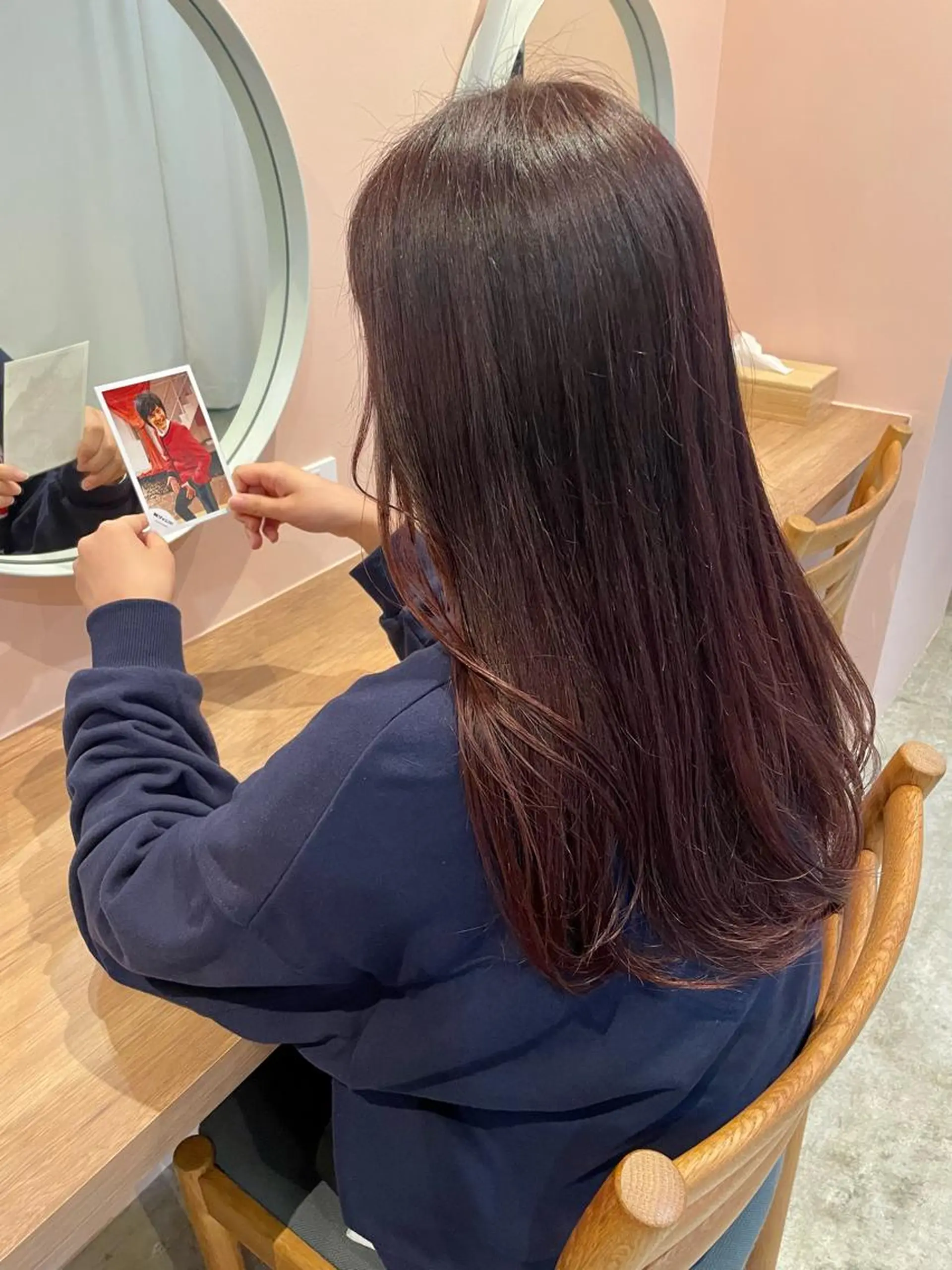 ロング カラー ヘアアレンジ カシス レッドカラー トリートメント ヘアカラー トリートメント REONA🪽✨ 日常に馴染む髪🫧のヘアスタイル