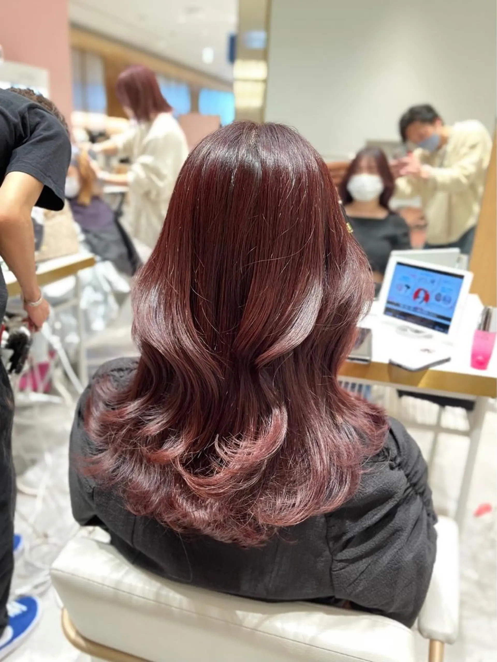 ミディアム くびれヘア かきあげバング 似合わせカット 小顔カット ワンホンヘア カット ヘアカラー トリートメント ボブパーマ ウルフパーマのヘアスタイル