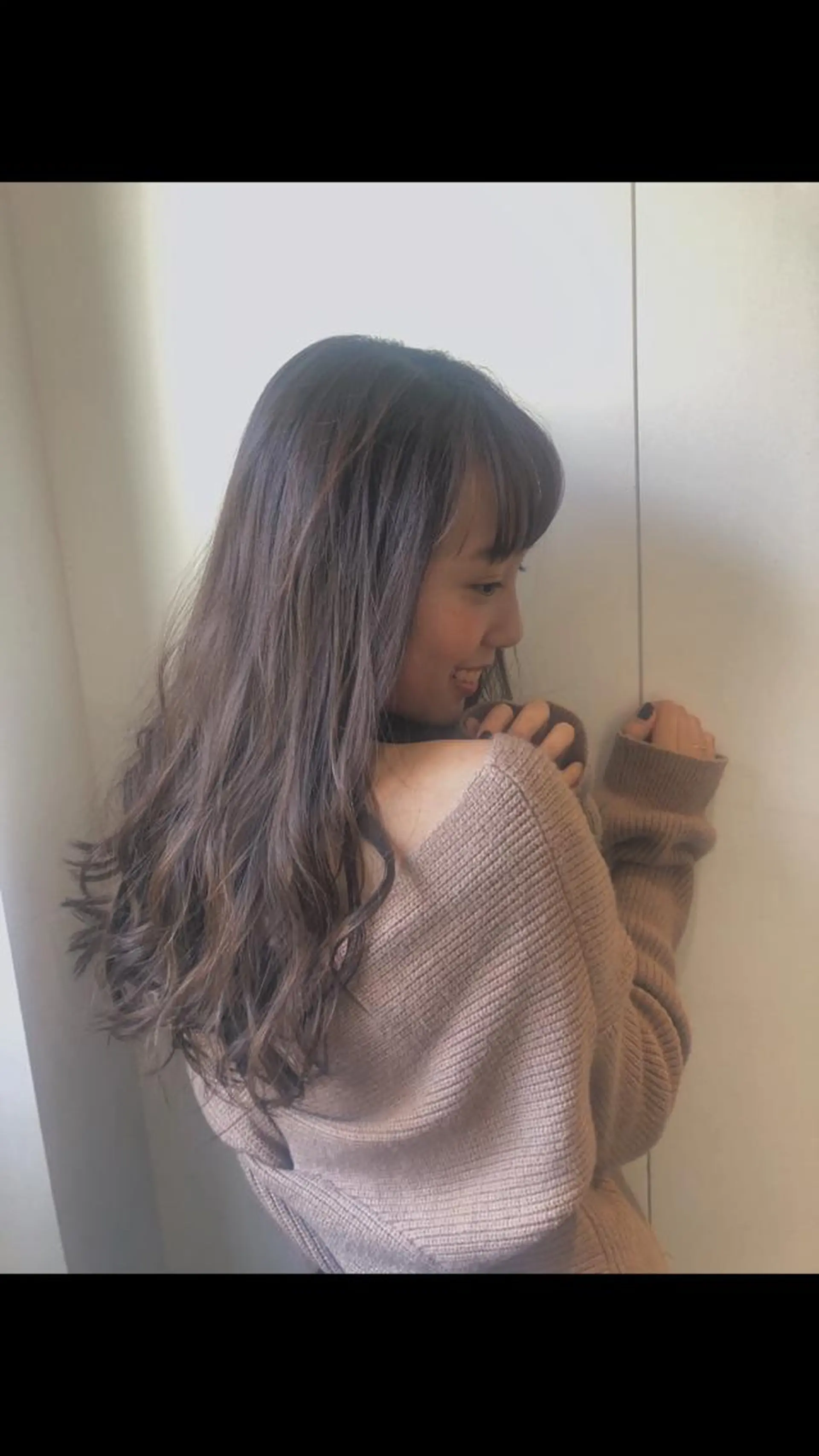 ロング カラー ネイル ベージュカラー ブリーチ 髪質改善 レイヤーカット ロング カット ヘアカラー トリートメント 佐々木 シホミのヘアスタイル