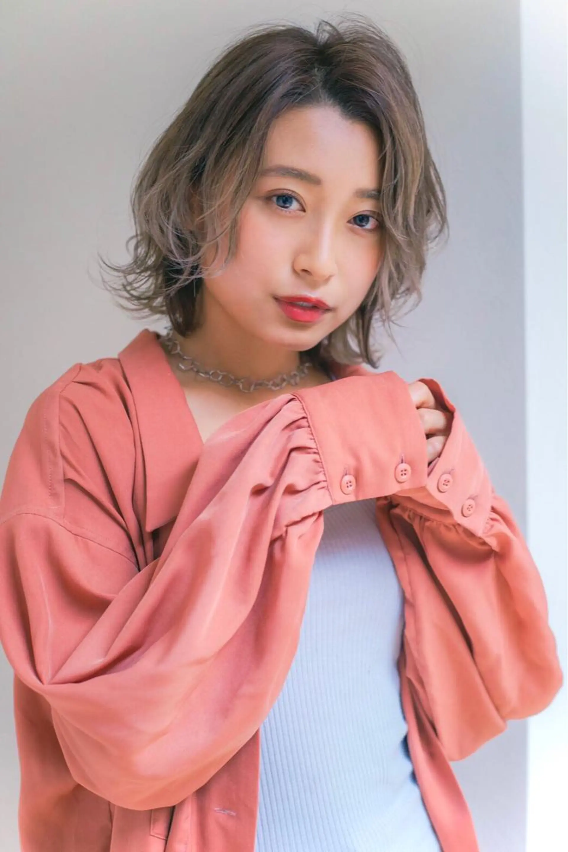 ミディアム カラー マツエク・マツパ ミディアムレイヤー ミディアムパーマ バレイヤージュ ベージュカラー グラデーションカラー カット ヘアカラー トリートメント 佐々木 シホミのヘアスタイル